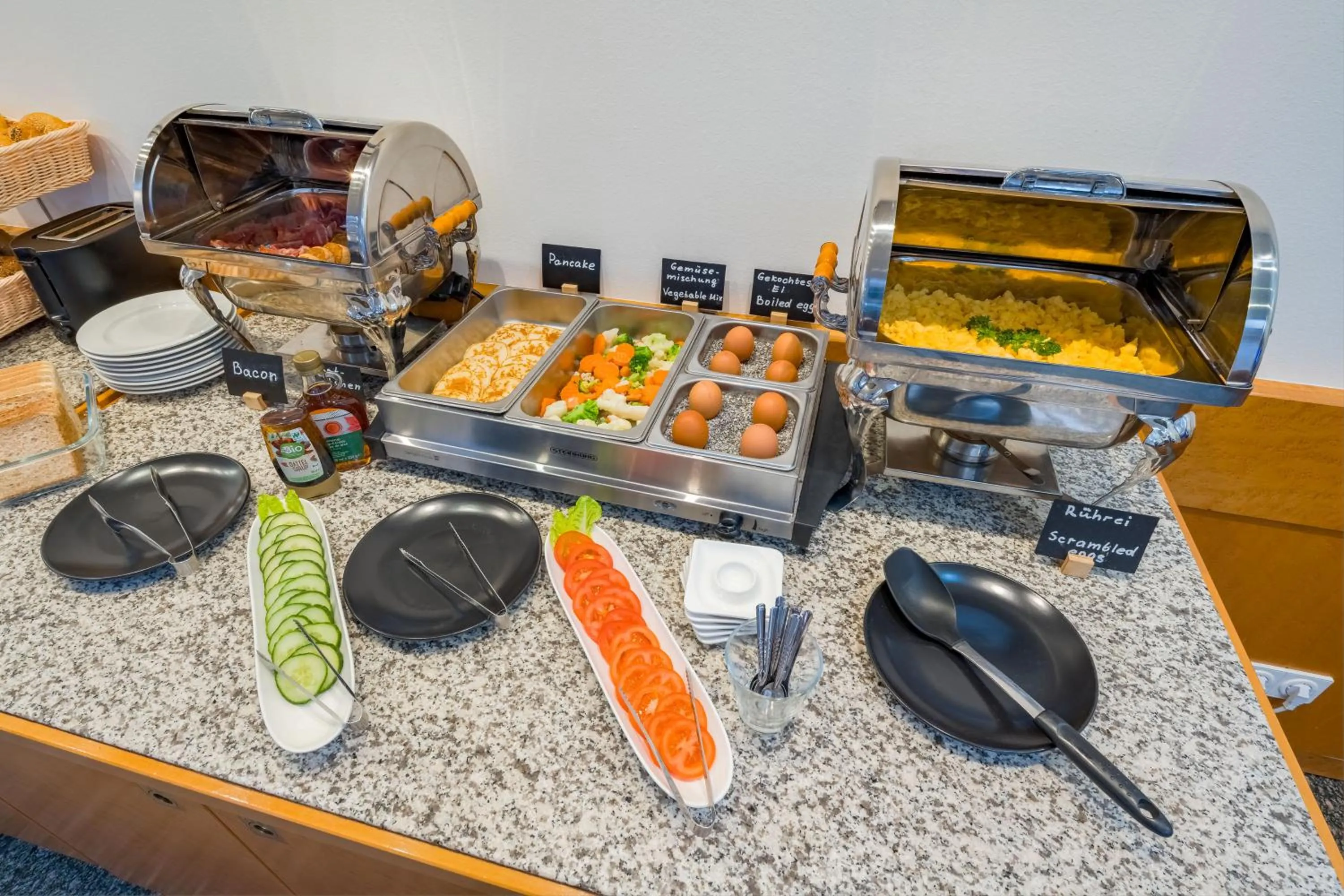 Breakfast in Rugs Hotel Düsseldorf - Self Check-In