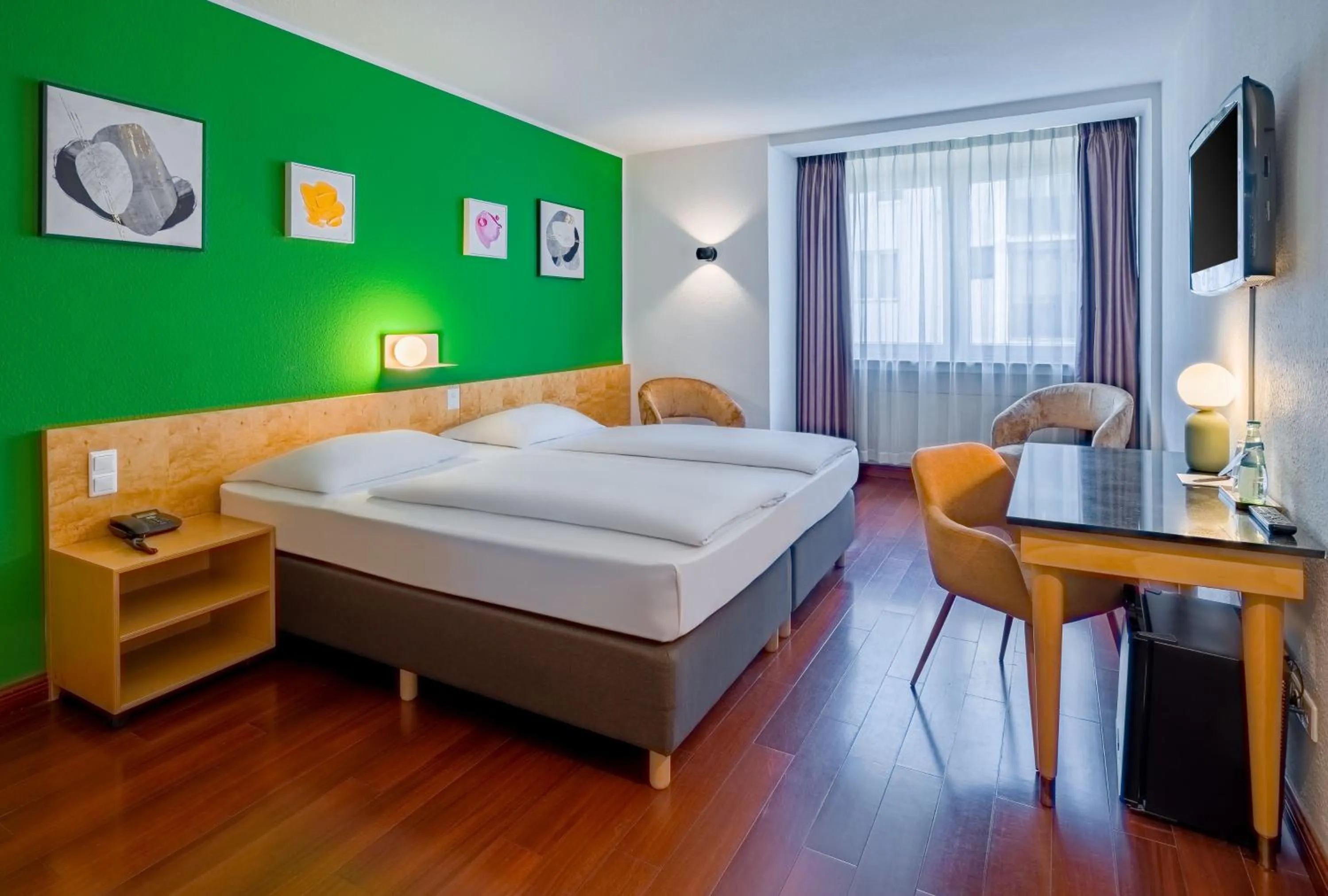 Photo of the whole room, Bed in Rugs Hotel Düsseldorf - Self Check-In