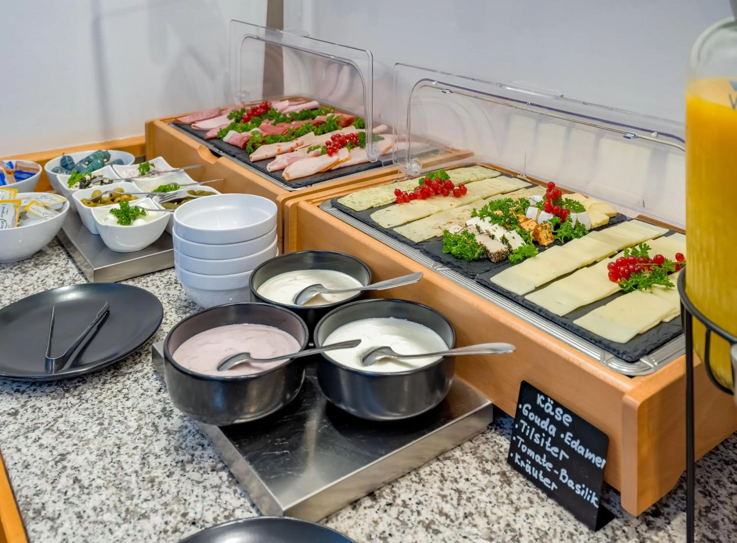 Breakfast in Rugs Hotel Düsseldorf - Self Check-In