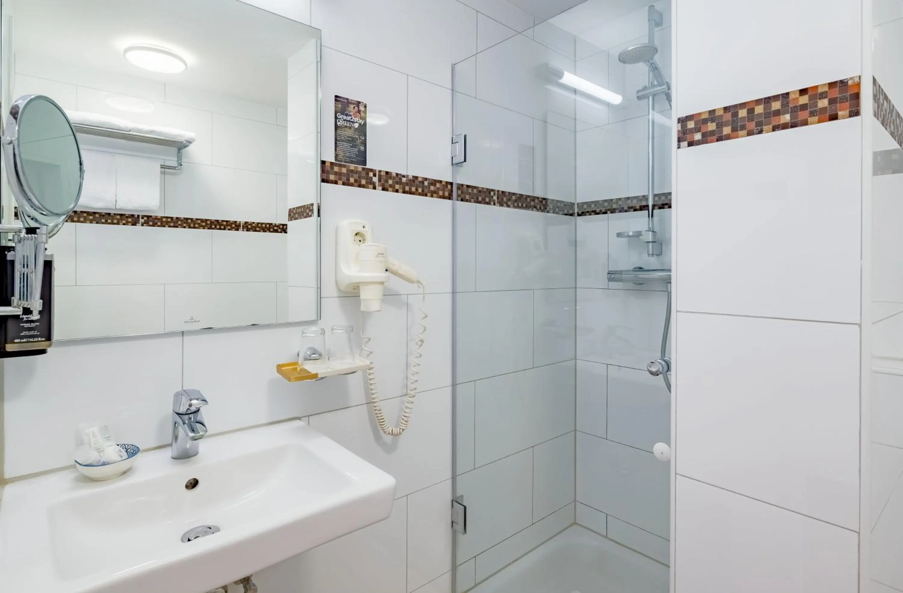 Shower in Rugs Hotel Düsseldorf - Self Check-In