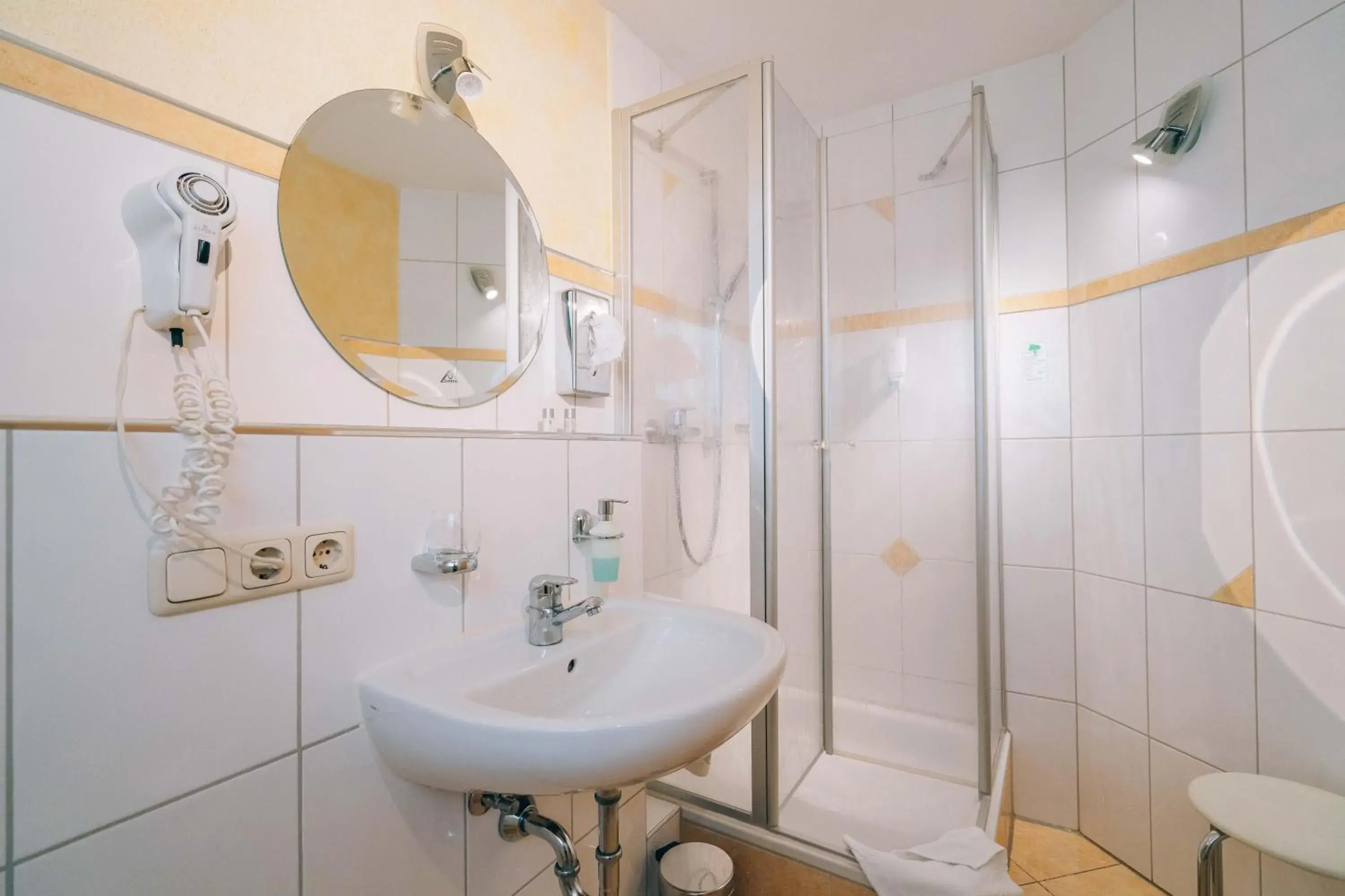 Budget Single Room - single occupancy in Hotel Abenstal Budget Single Room - single occupancy in Hotel Abenstal