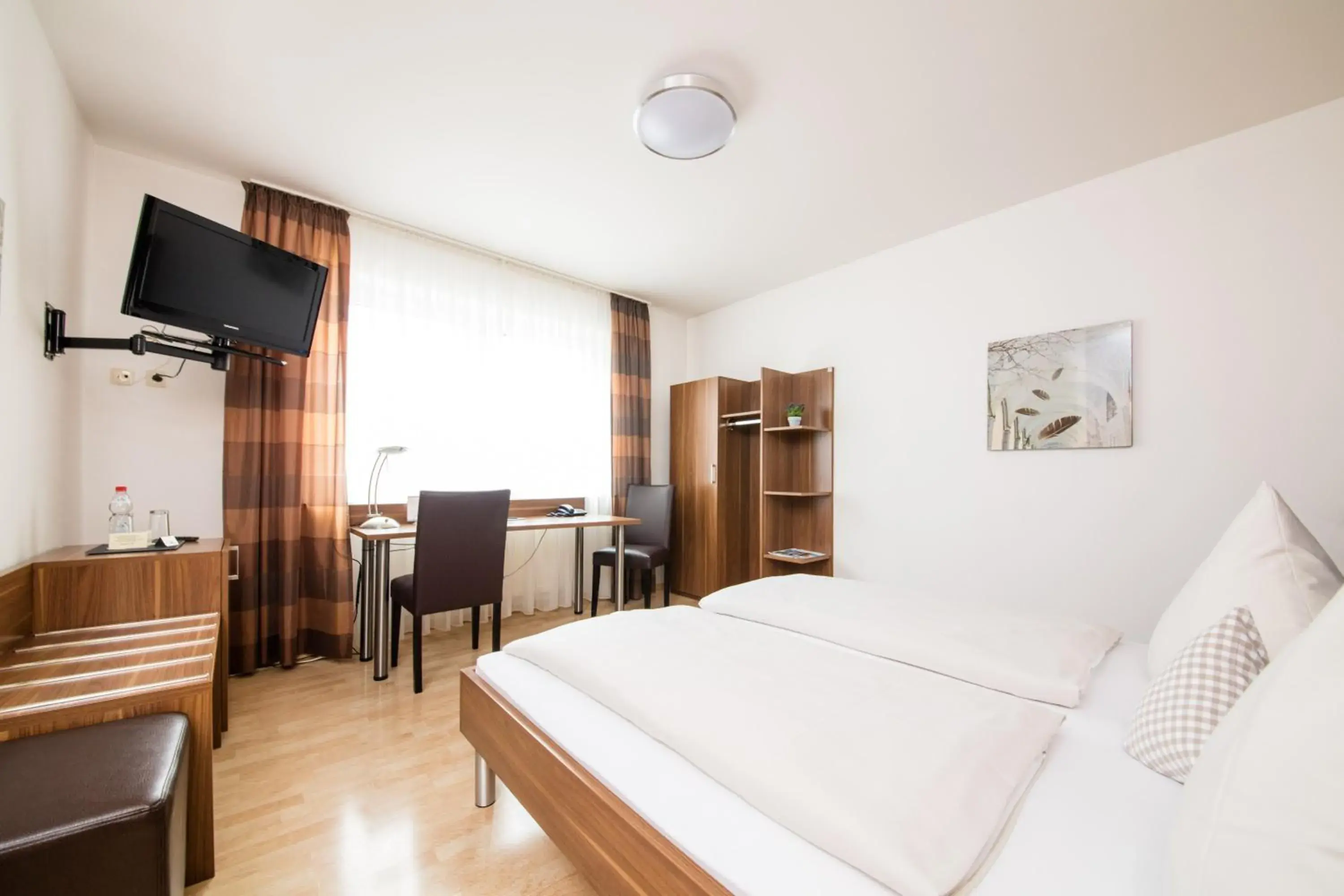 Photo of the whole room, Bed in Hotel Bavaria Photo of the whole room, Bed in Hotel Bavaria