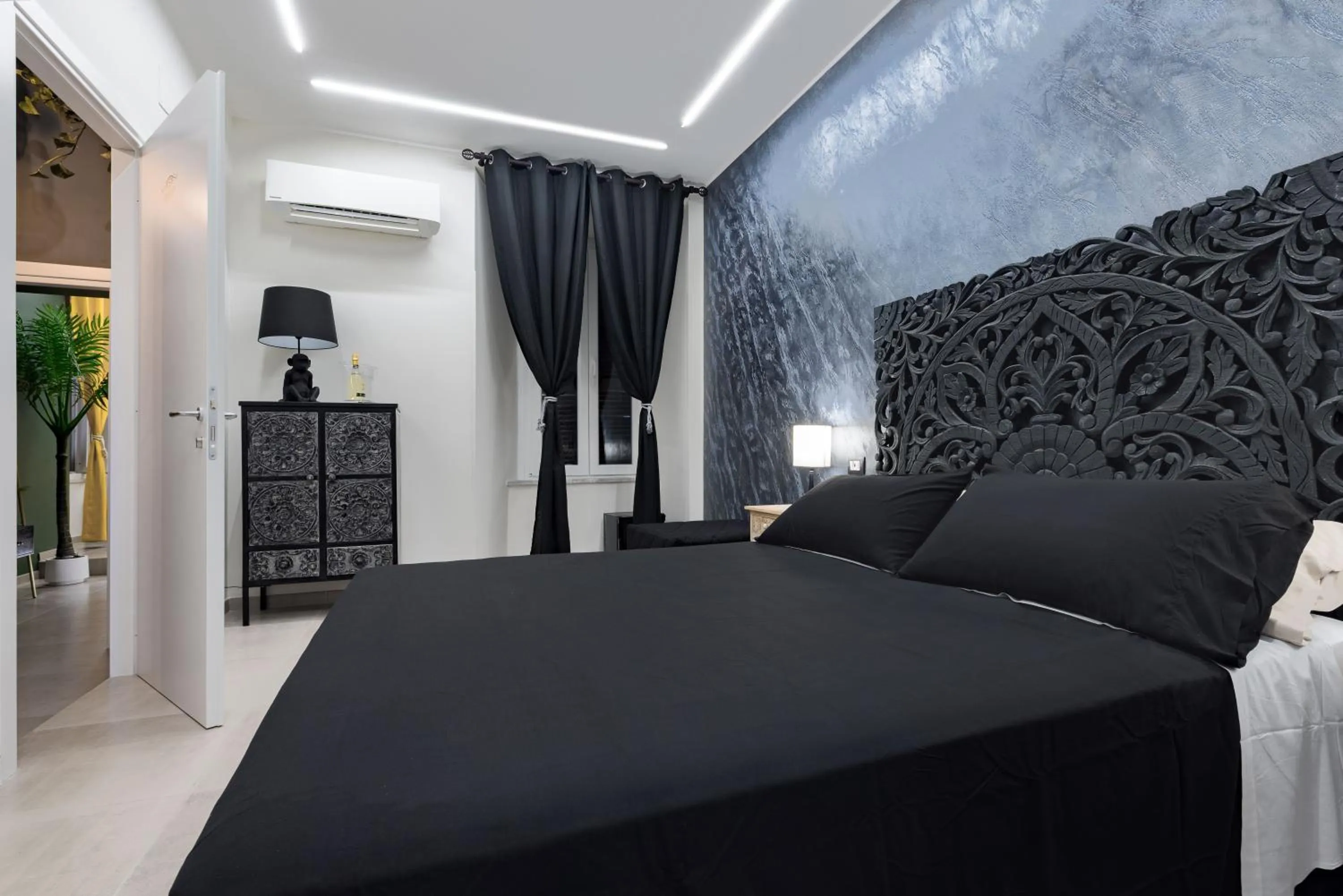 Bed in Le Boutique Luxury Rooms diffused in Historic Center