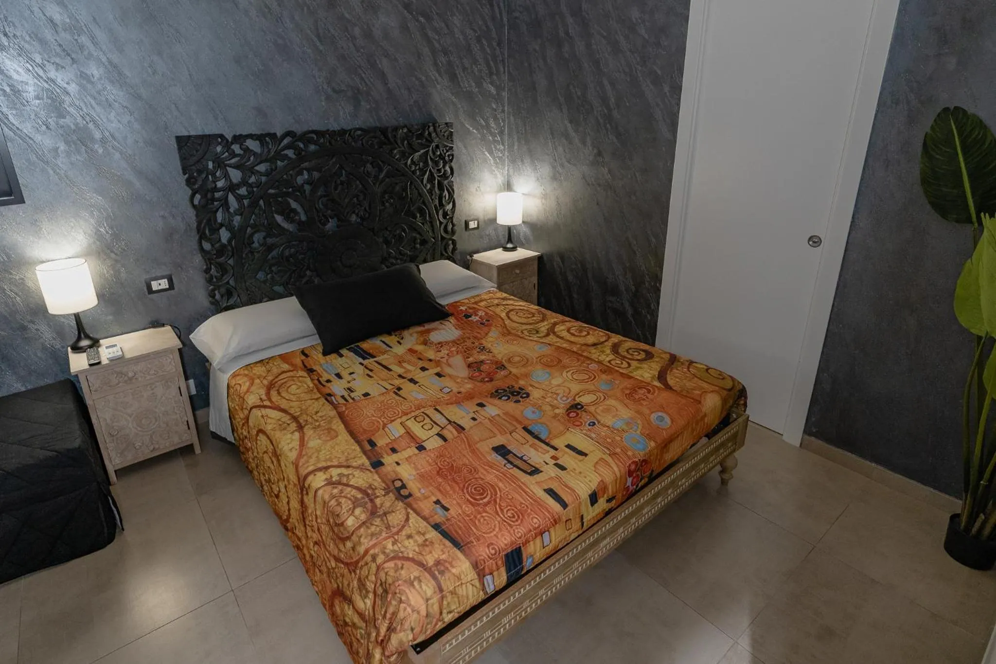 Bed in Le Boutique Luxury Rooms diffused in Historic Center