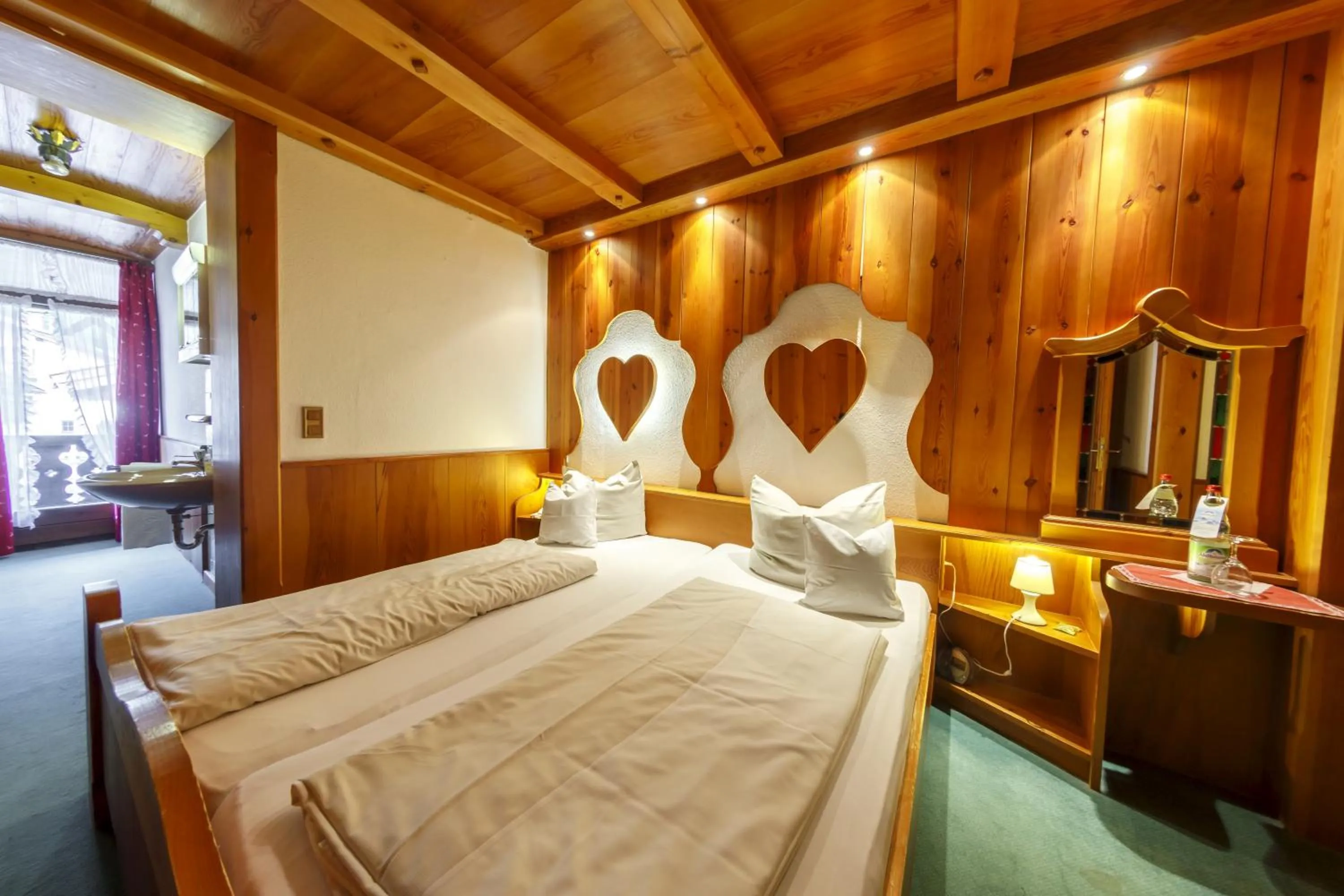 Bedroom, Bed in Hotel & Gasthof Fraundorfer