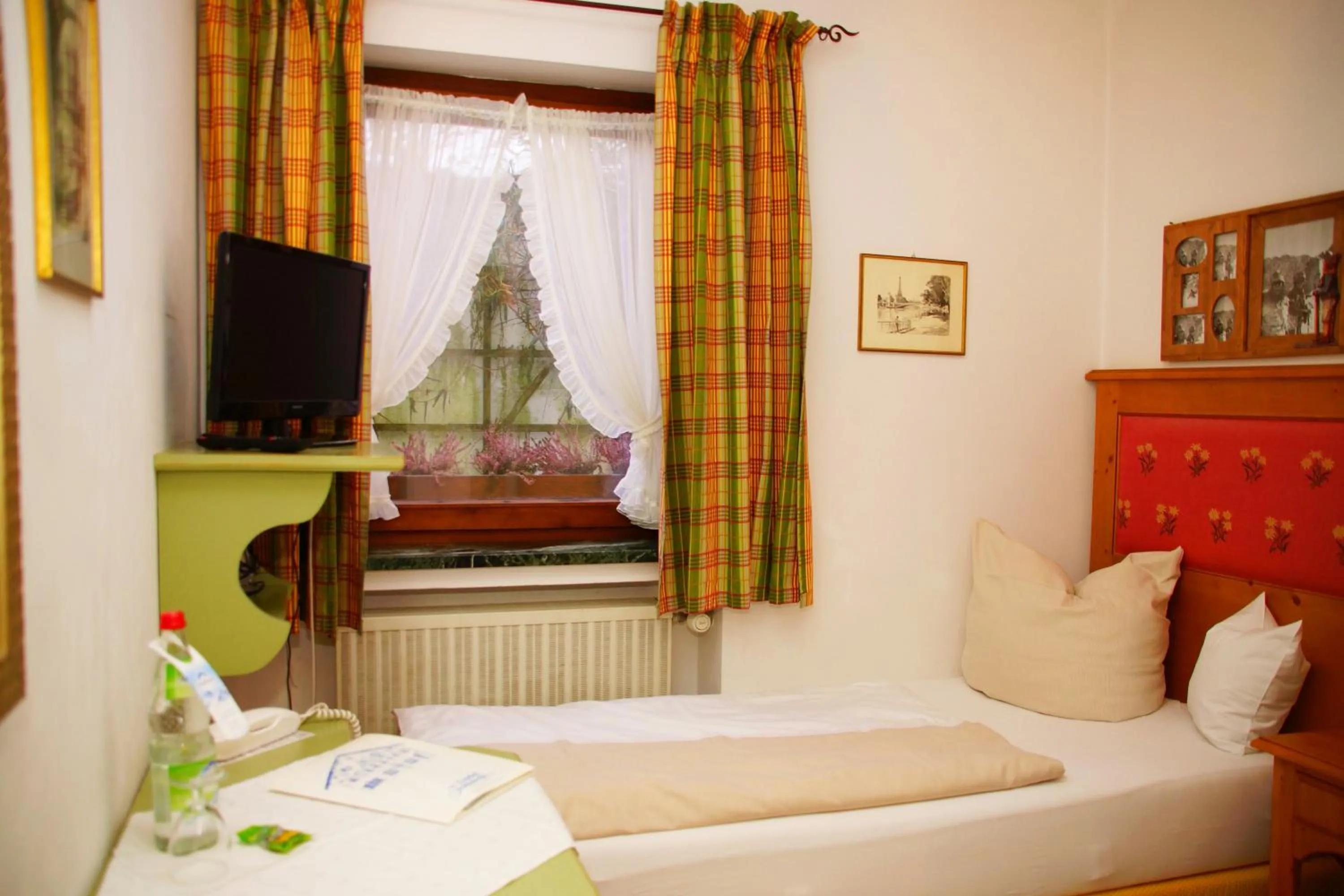 Photo of the whole room, Bed in Hotel & Gasthof Fraundorfer