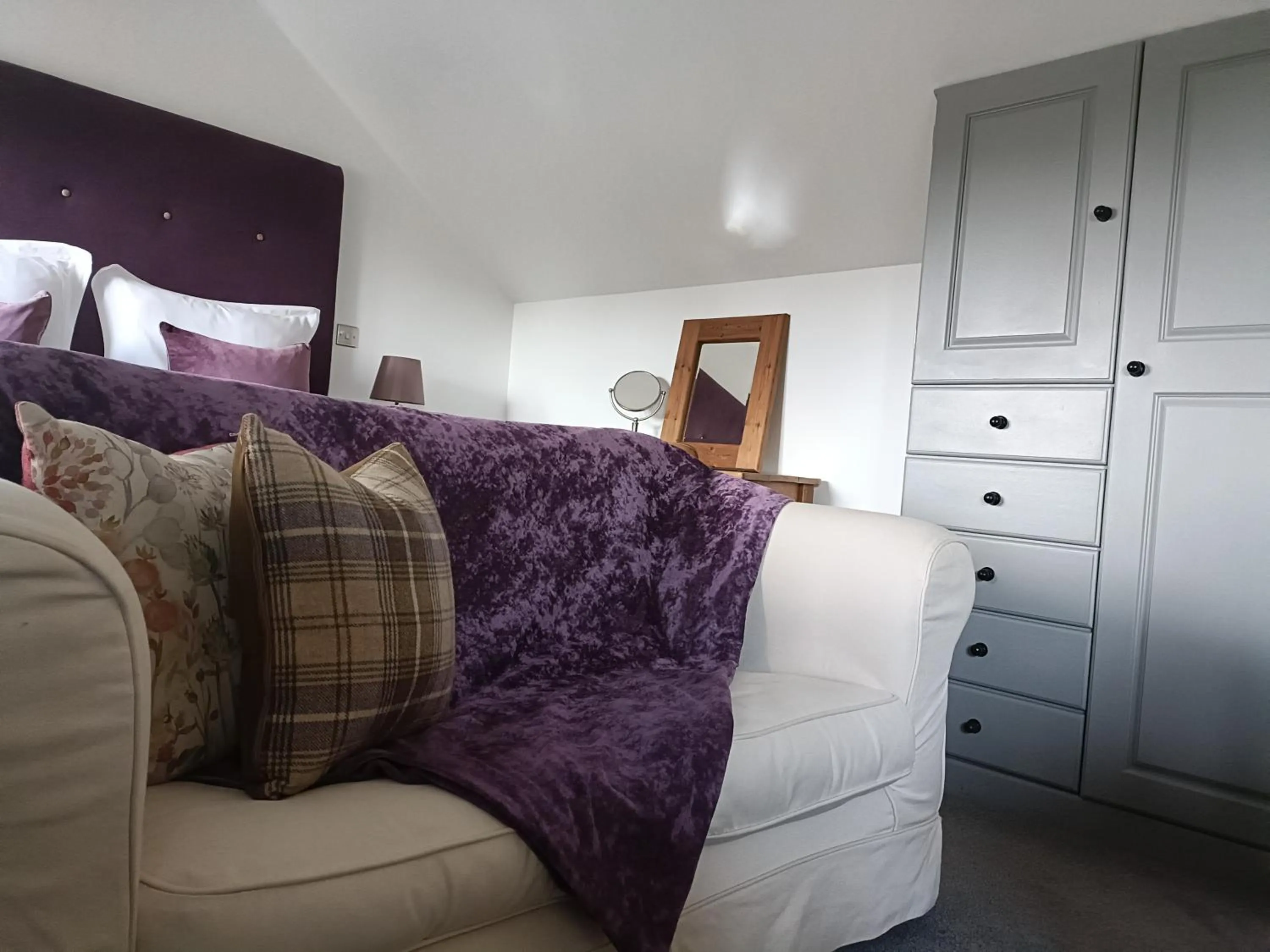 Living room, Bed in Keepers Retreat