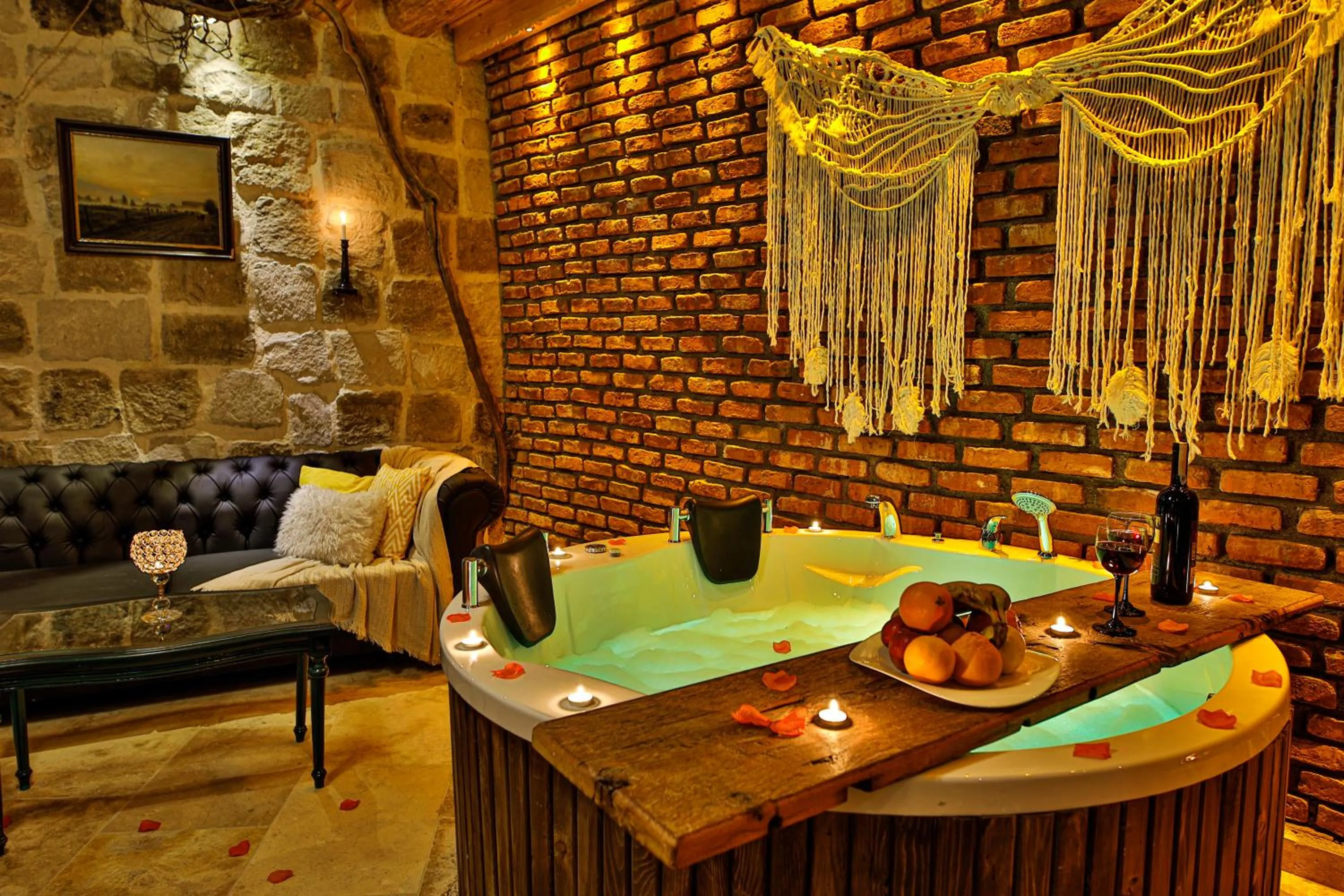 Hot Tub in Casia Cave Suites