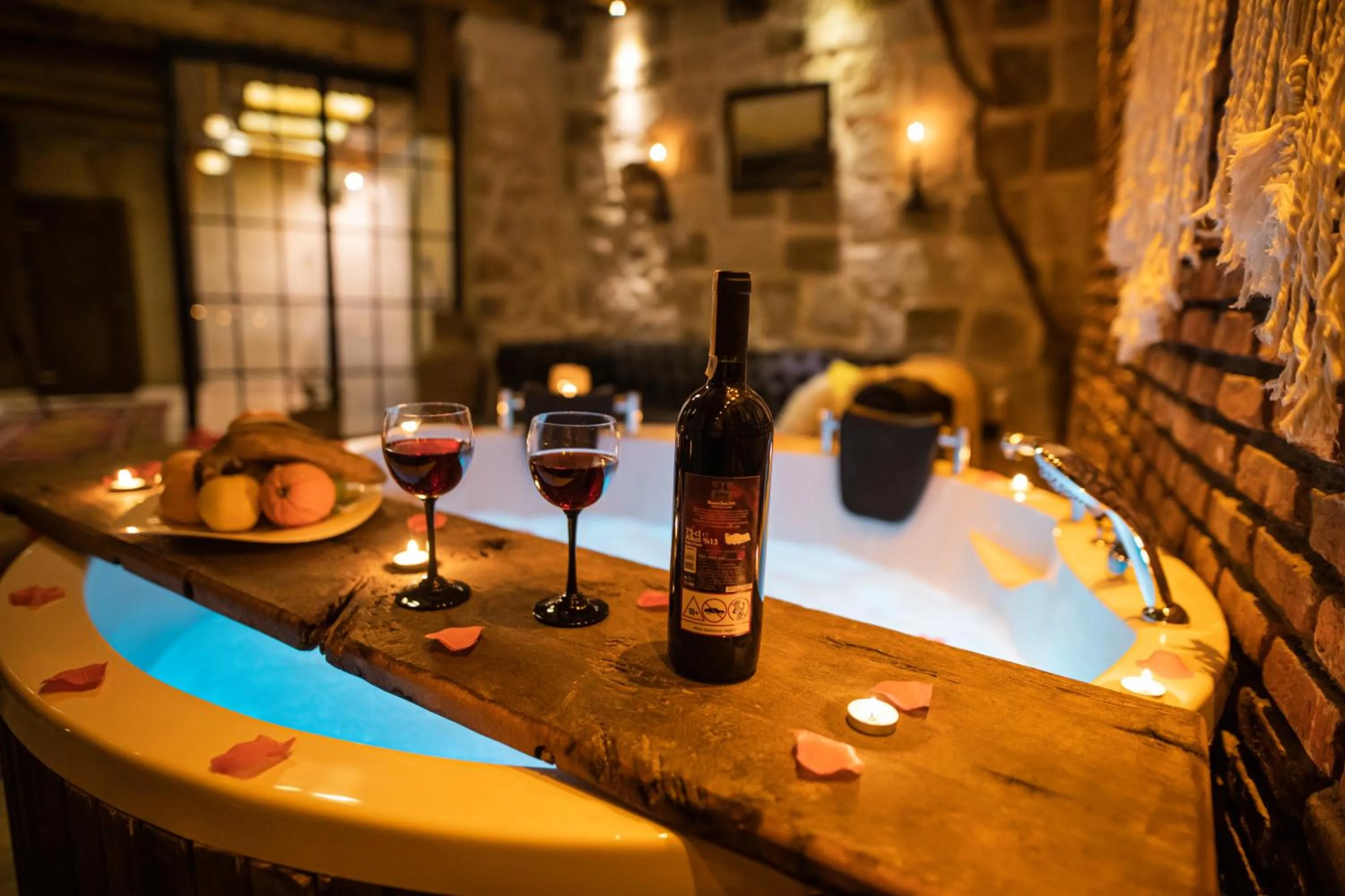 Hot Tub in Casia Cave Suites