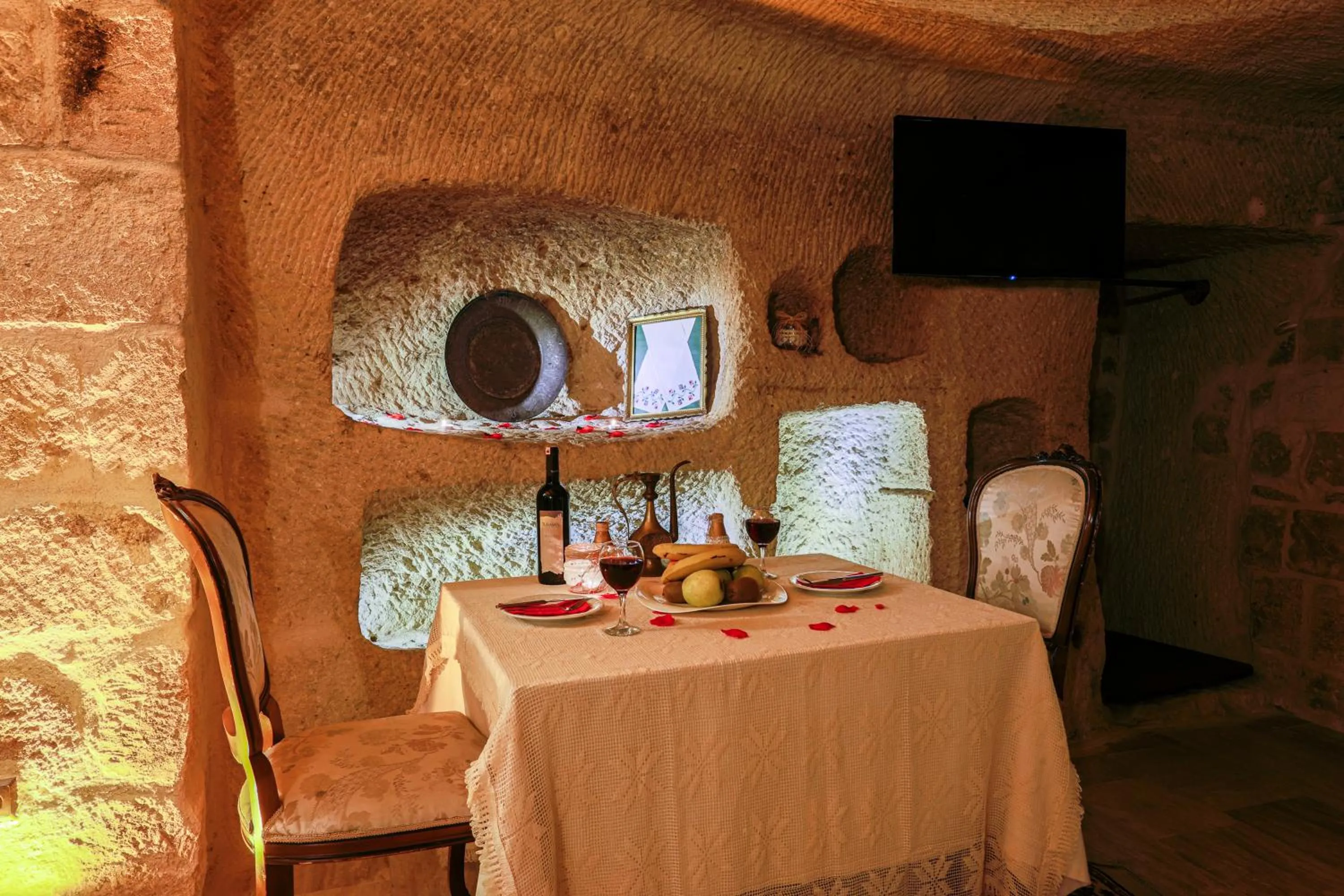Dining area in Casia Cave Suites