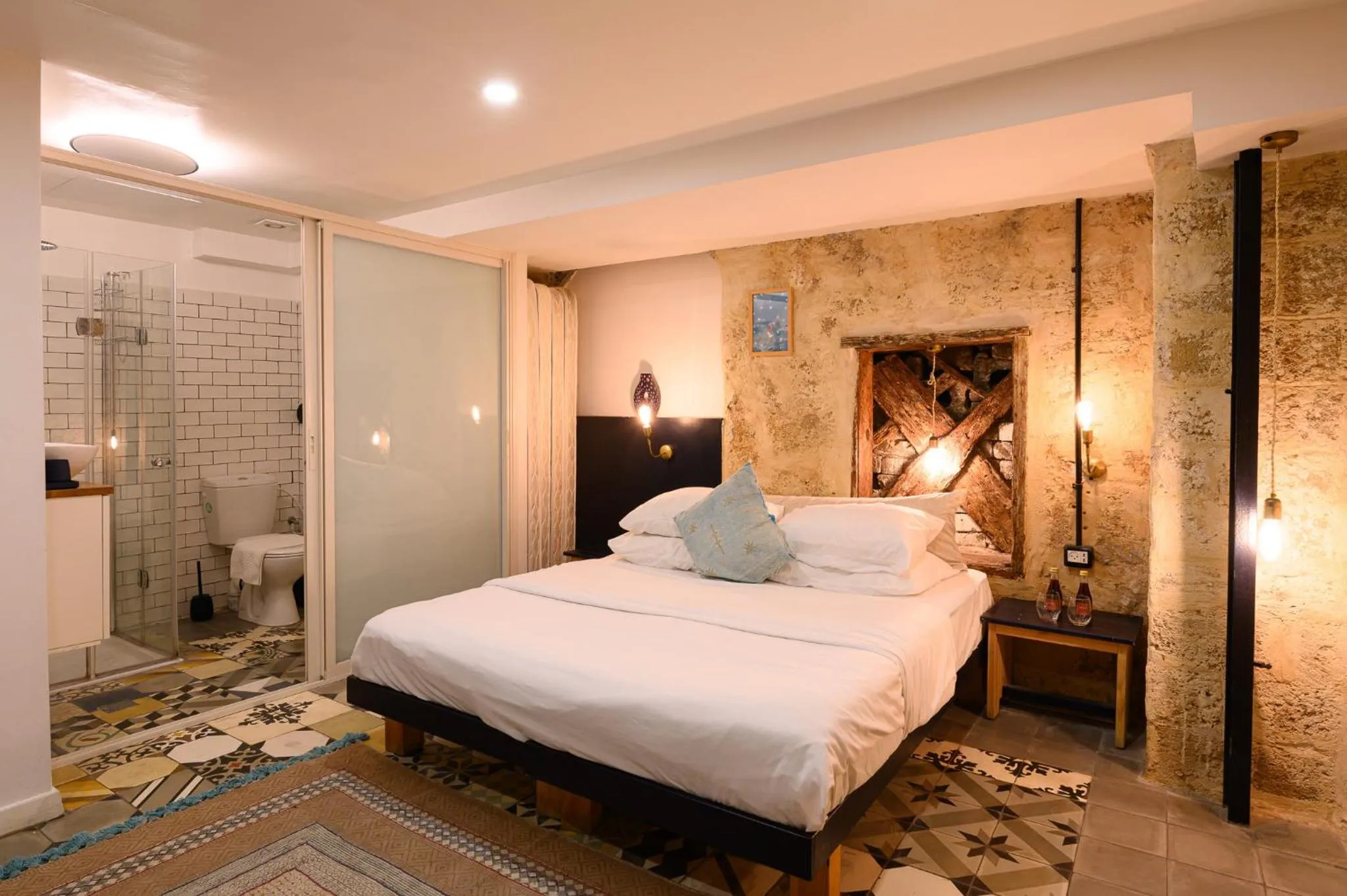 Shower, Bed in Tel-Aviv LALA Boutique Hotel