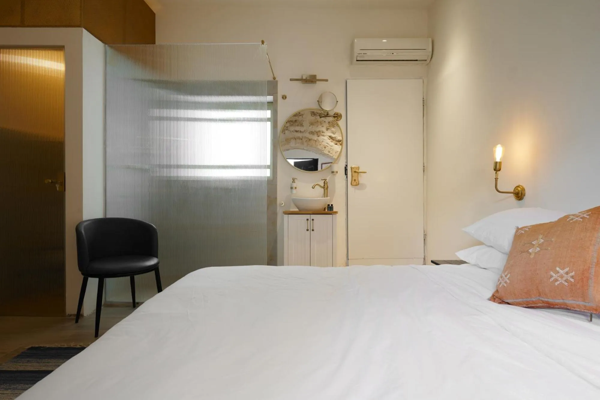 Bathroom, Bed in Tel-Aviv LALA Boutique Hotel