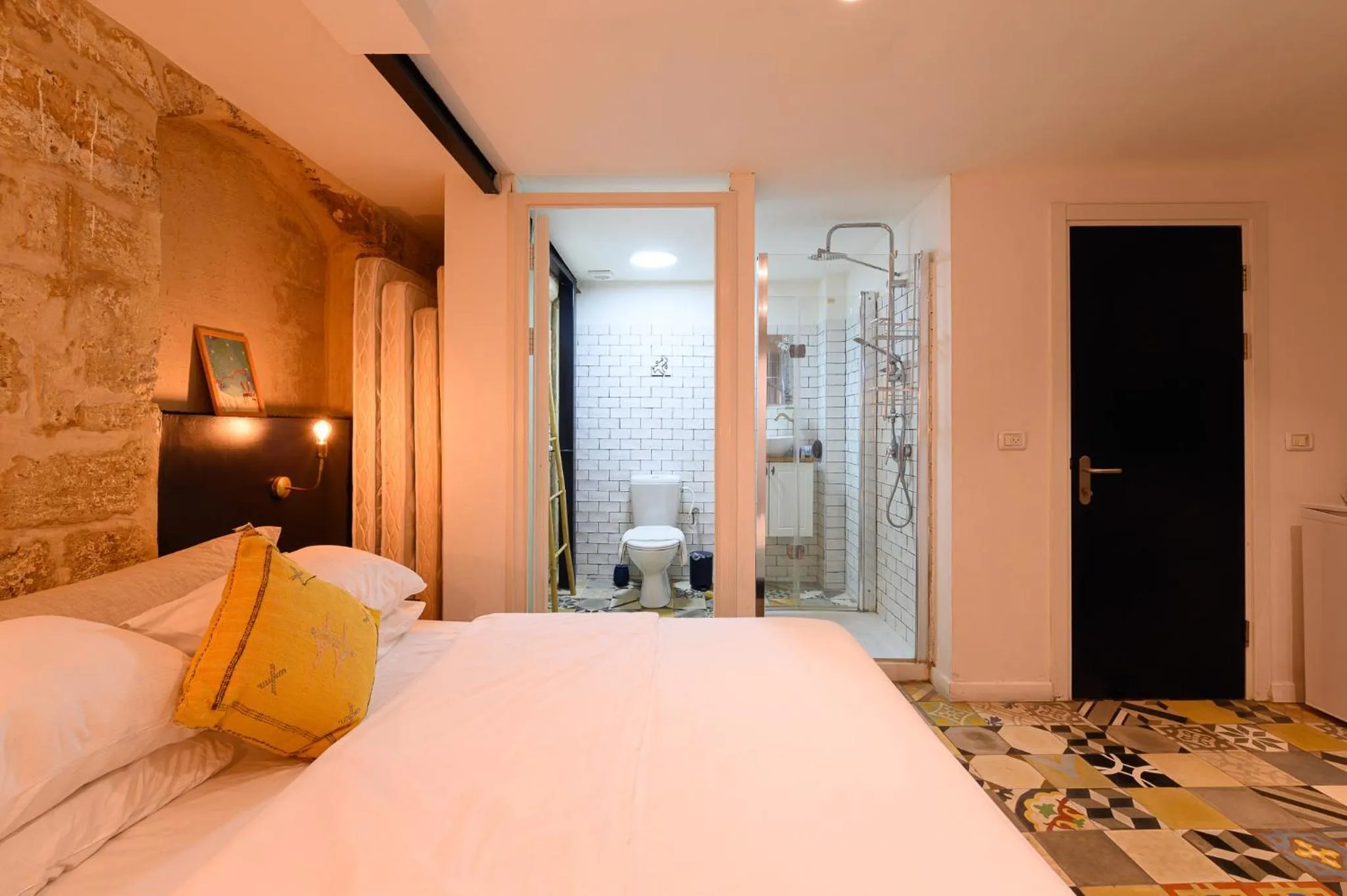 Shower, Bed in Tel-Aviv LALA Boutique Hotel