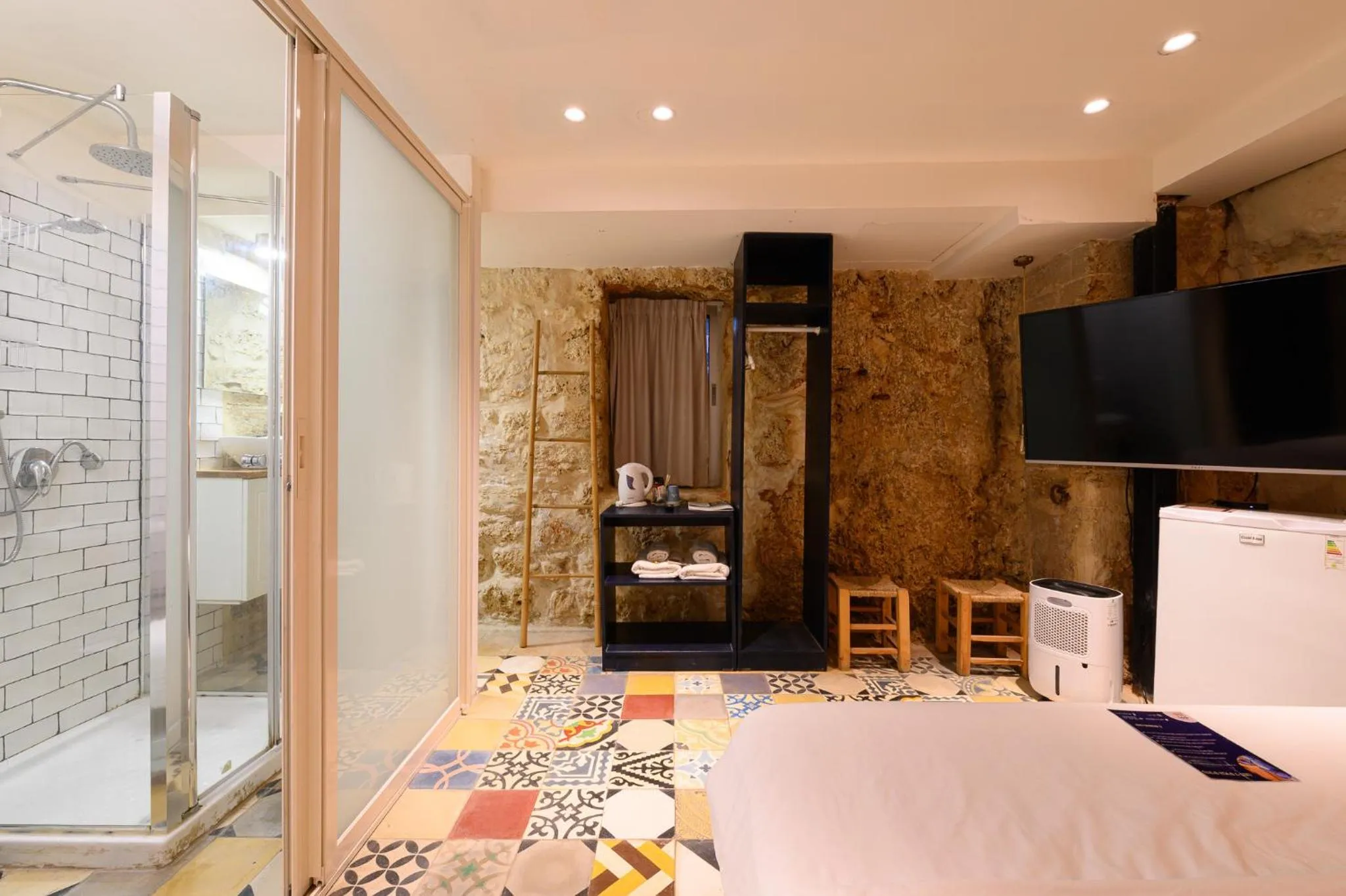 Shower, Bed in Tel-Aviv LALA Boutique Hotel