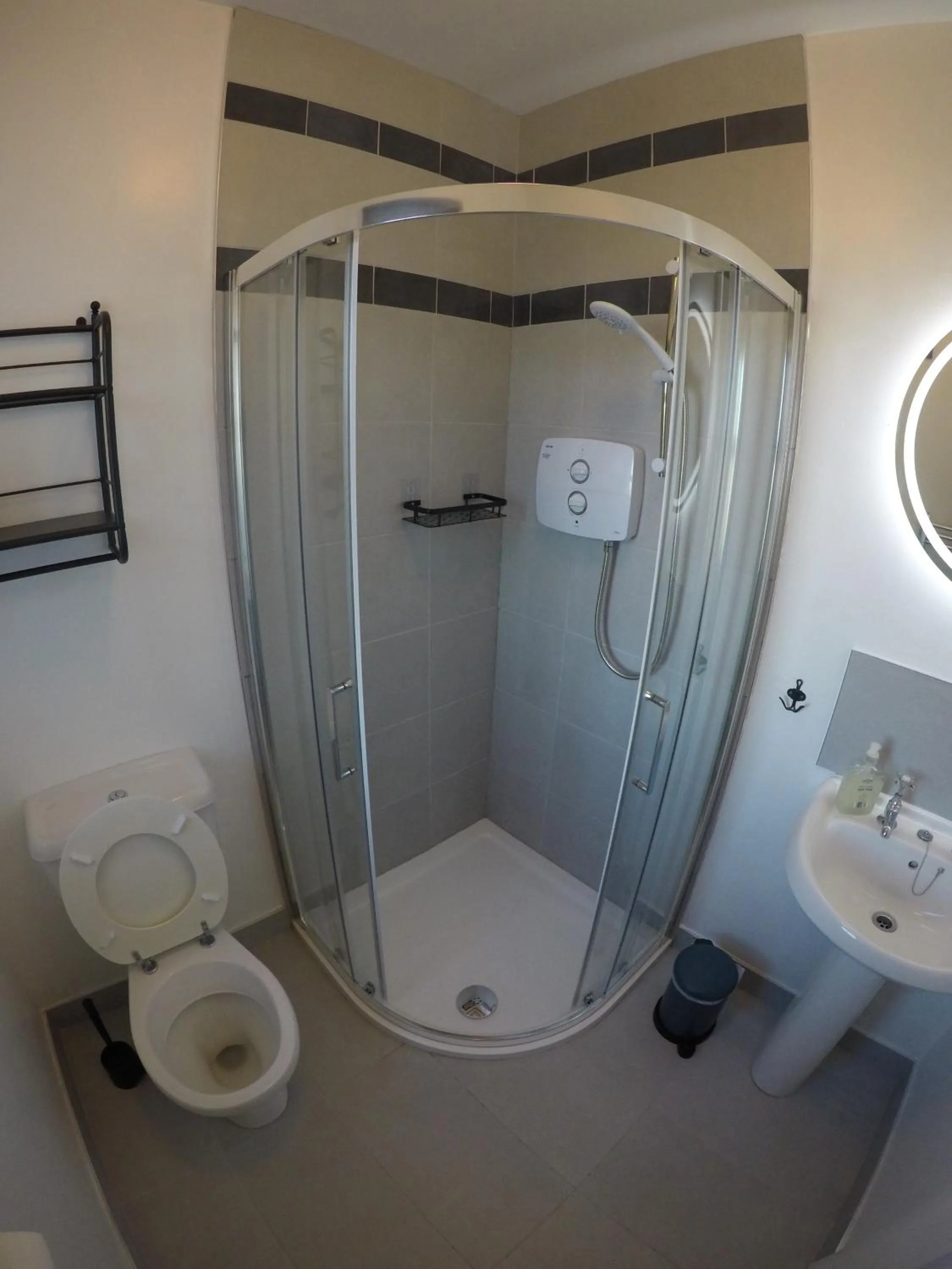 Shower in Seagull Cottage B&B