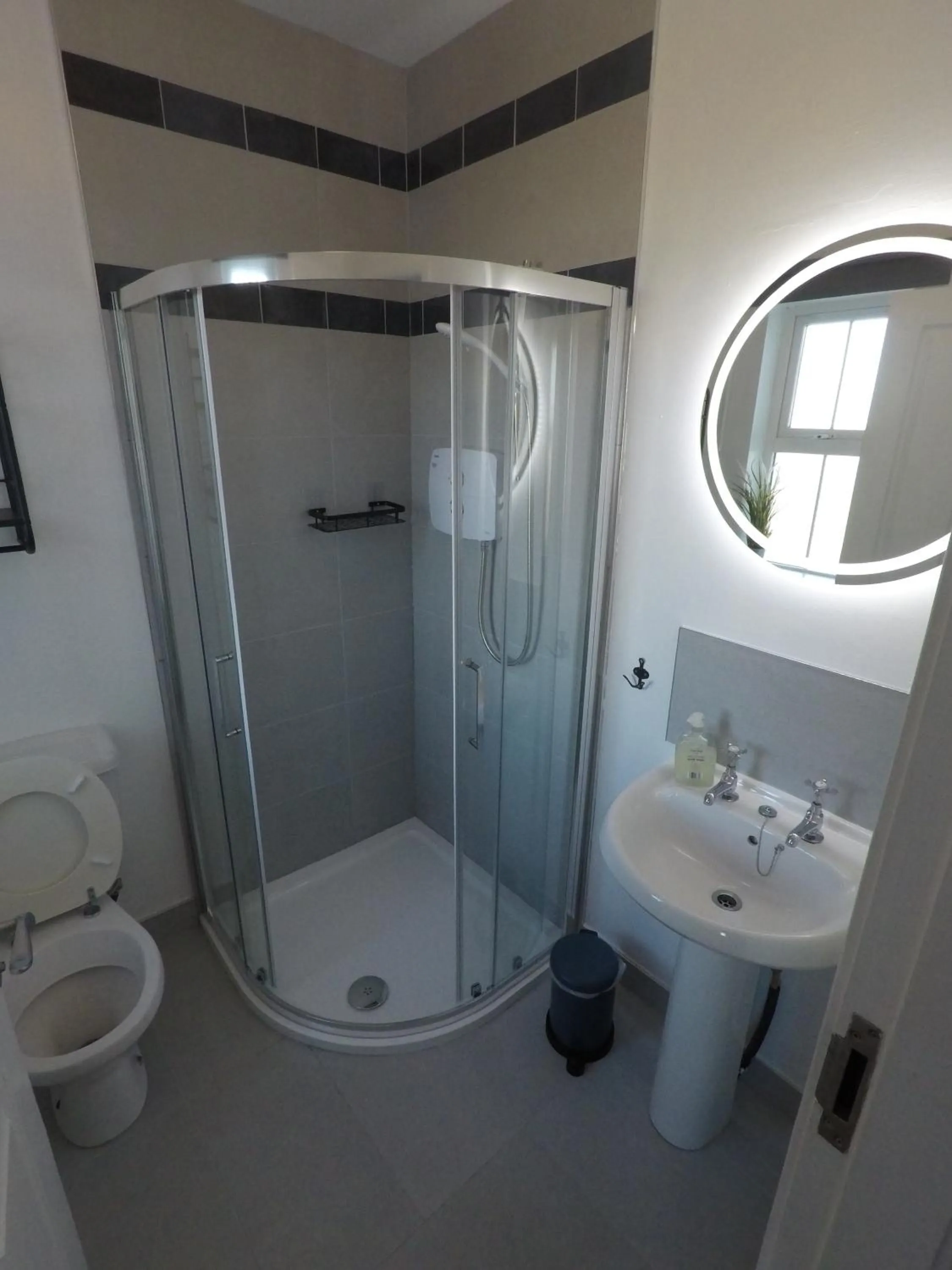 Shower in Seagull Cottage B&B