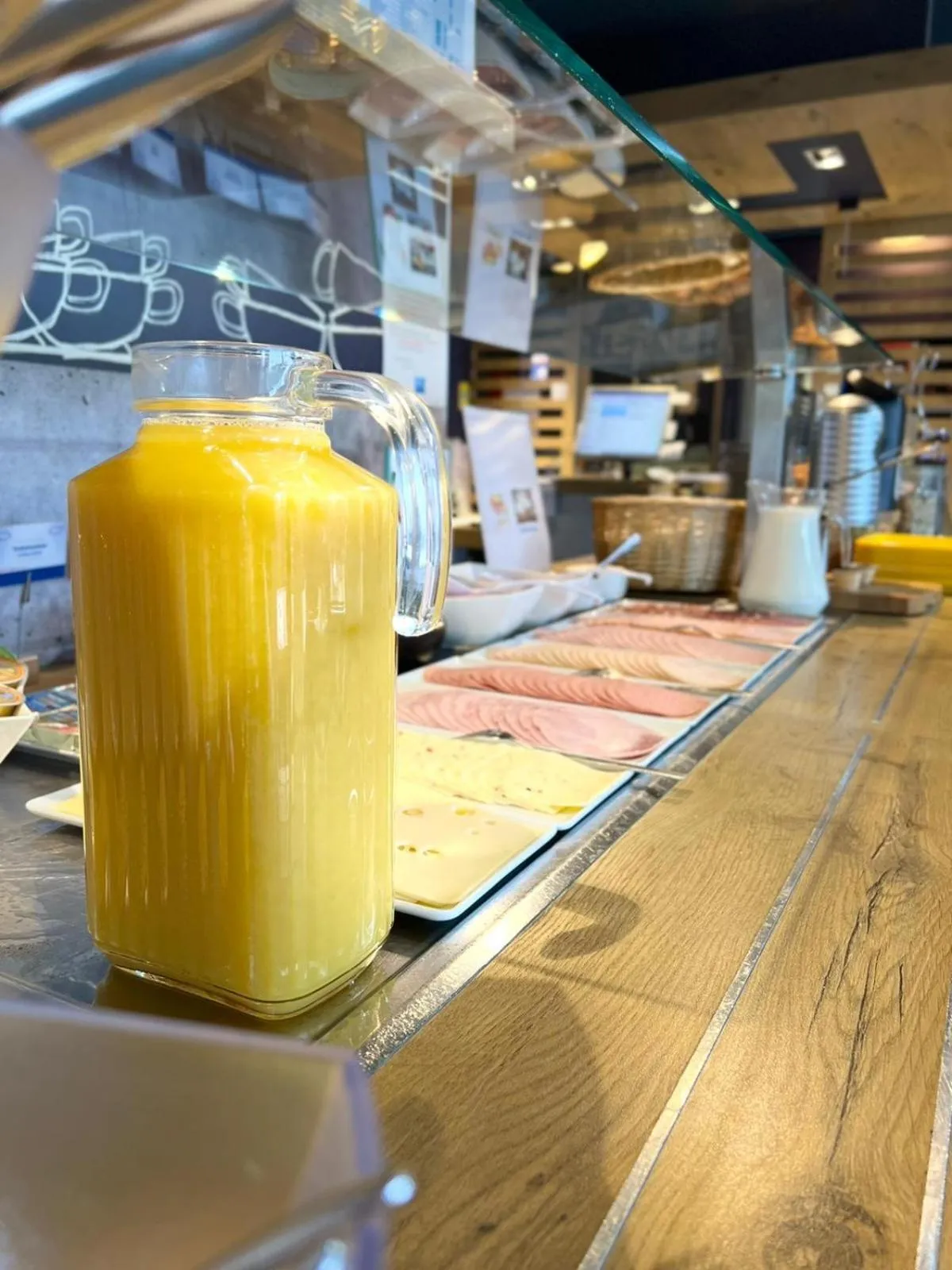 Food and drinks in ibis budget Muenchen Putzbrunn