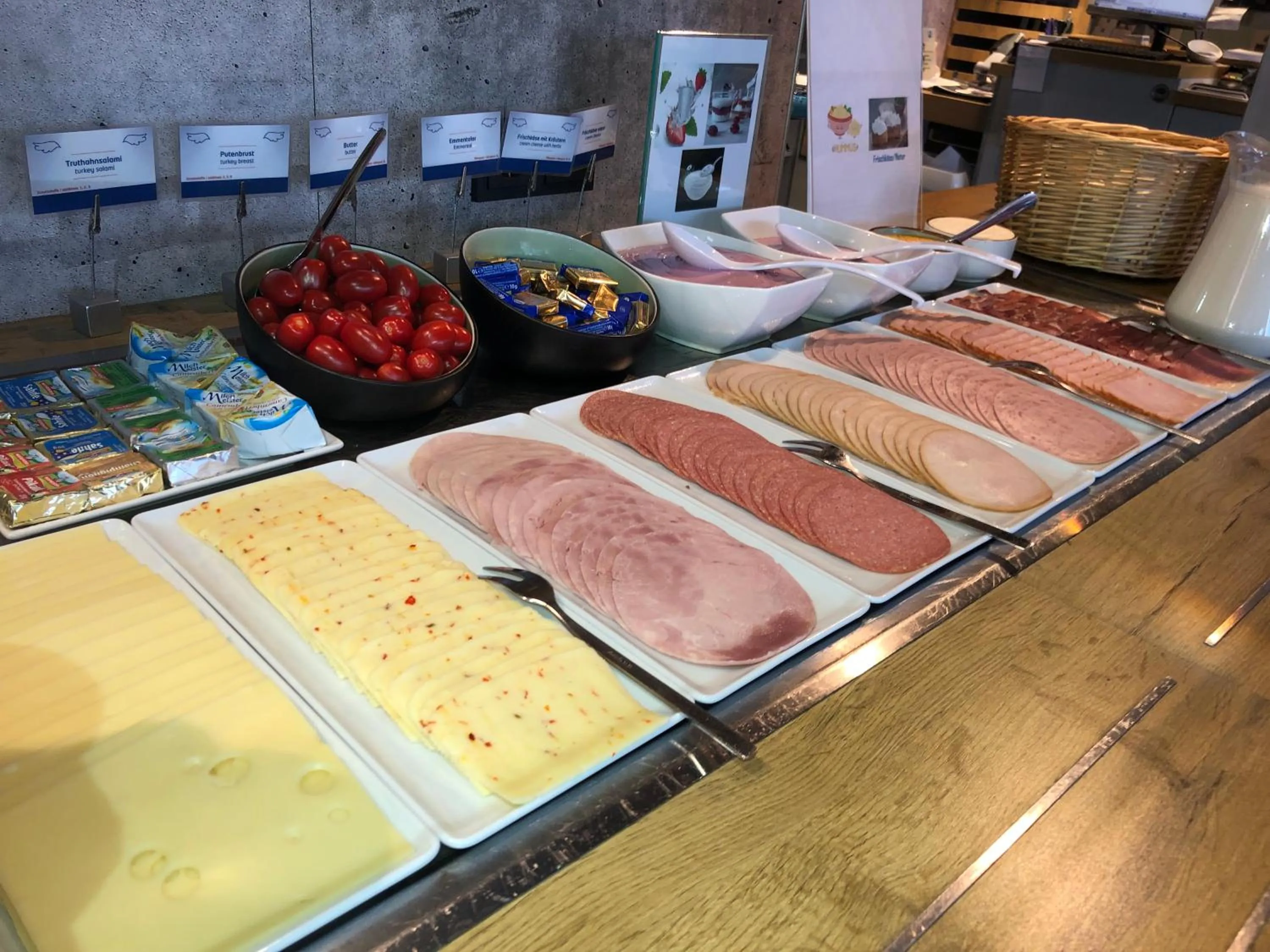 Food and drinks in ibis budget Muenchen Putzbrunn