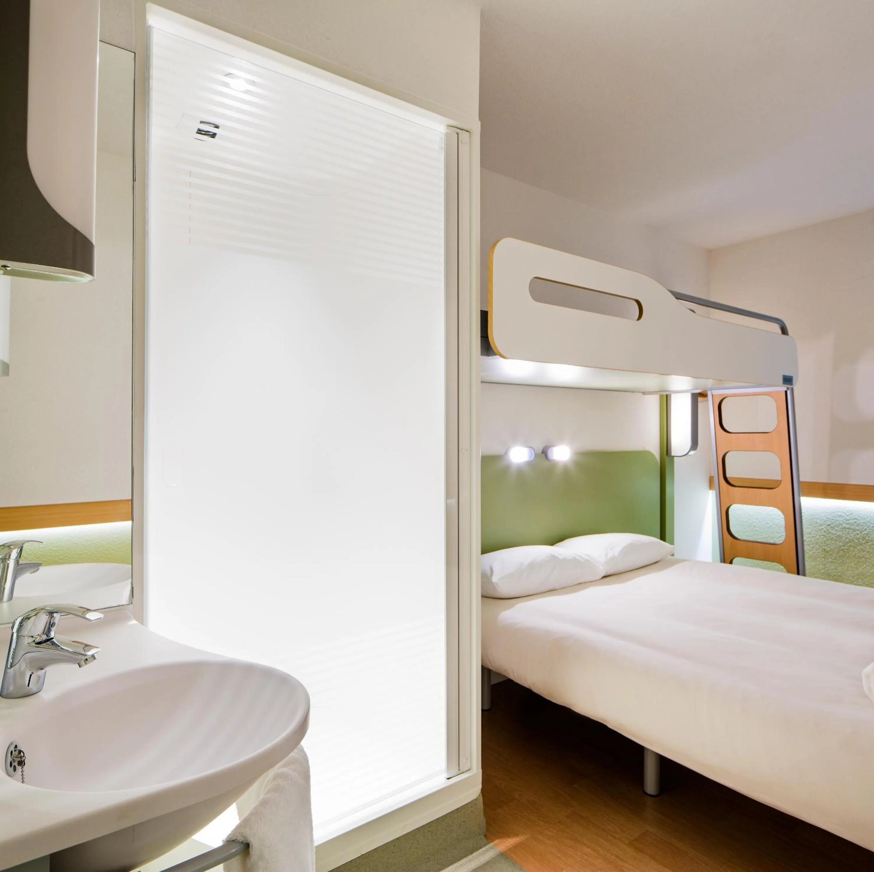 Bathroom, Bed in ibis budget Augsburg Gersthofen