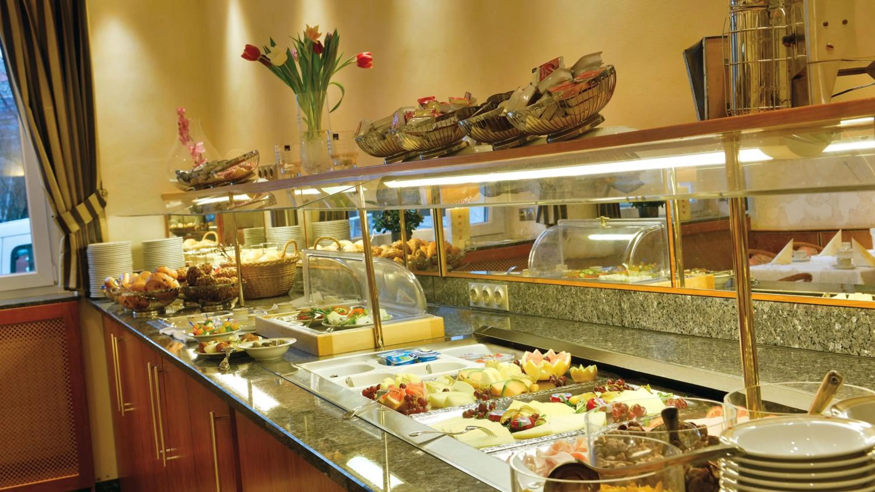 Buffet breakfast in Hotel Ilbertz Garni
