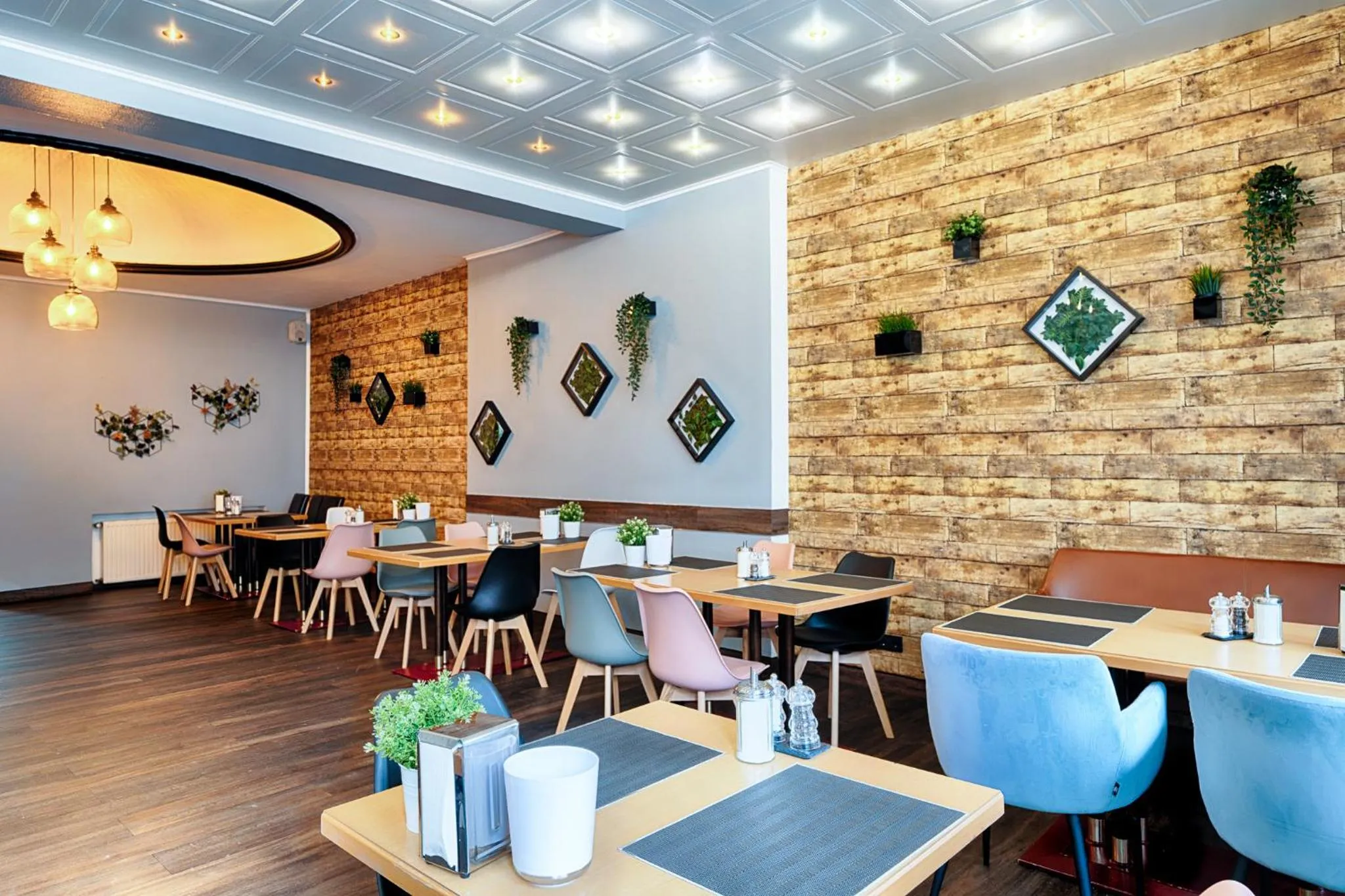 Restaurant/places to eat in Home Hotel