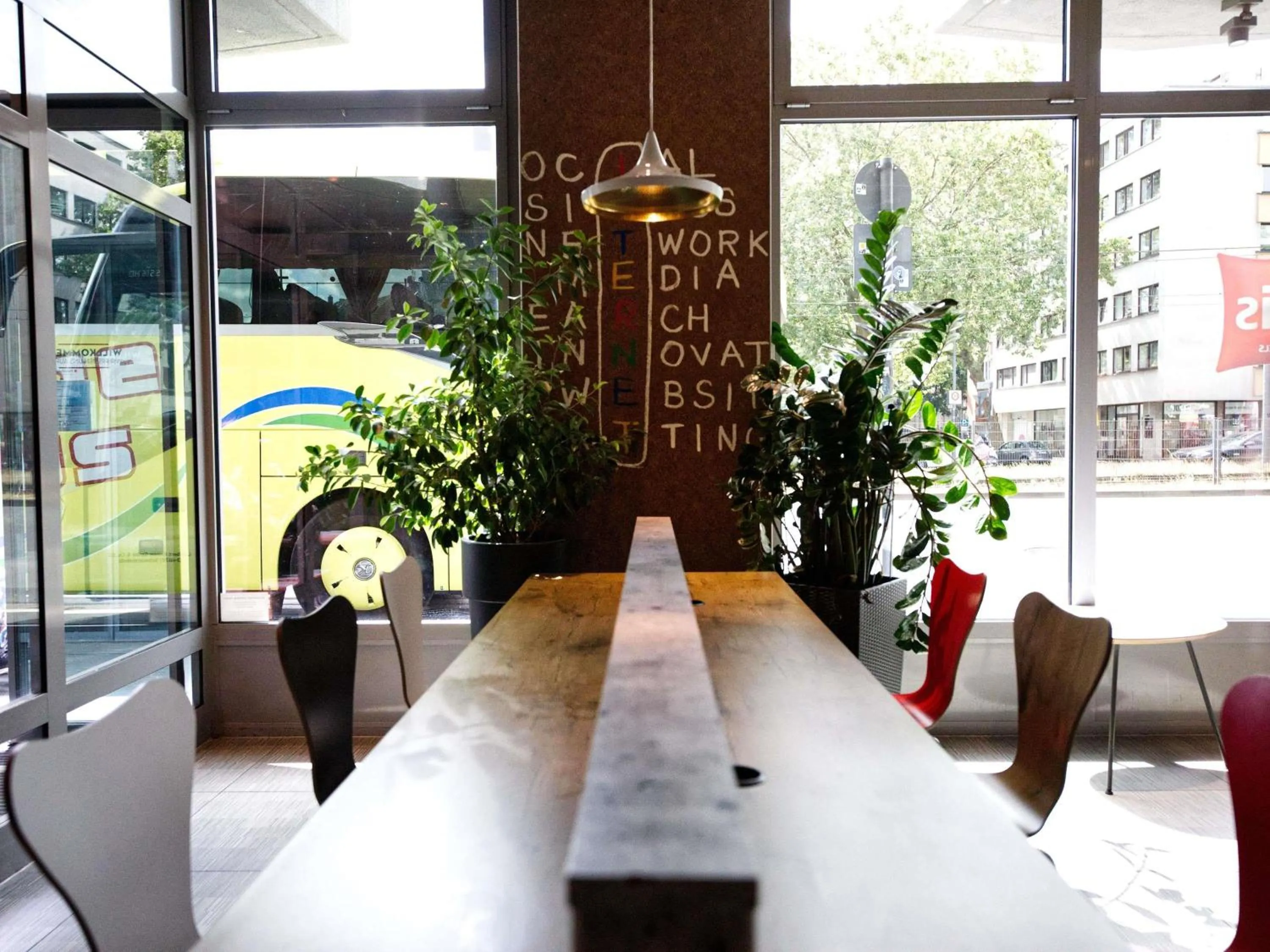 Lounge or bar in ibis Köln Centrum