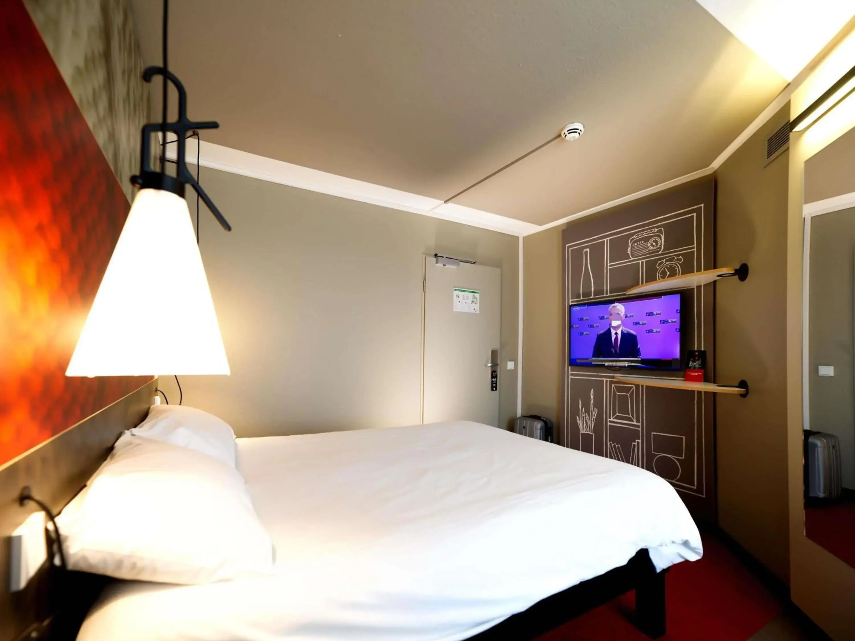 Property building, Bed in ibis Köln Centrum Property building, Bed in ibis Köln Centrum