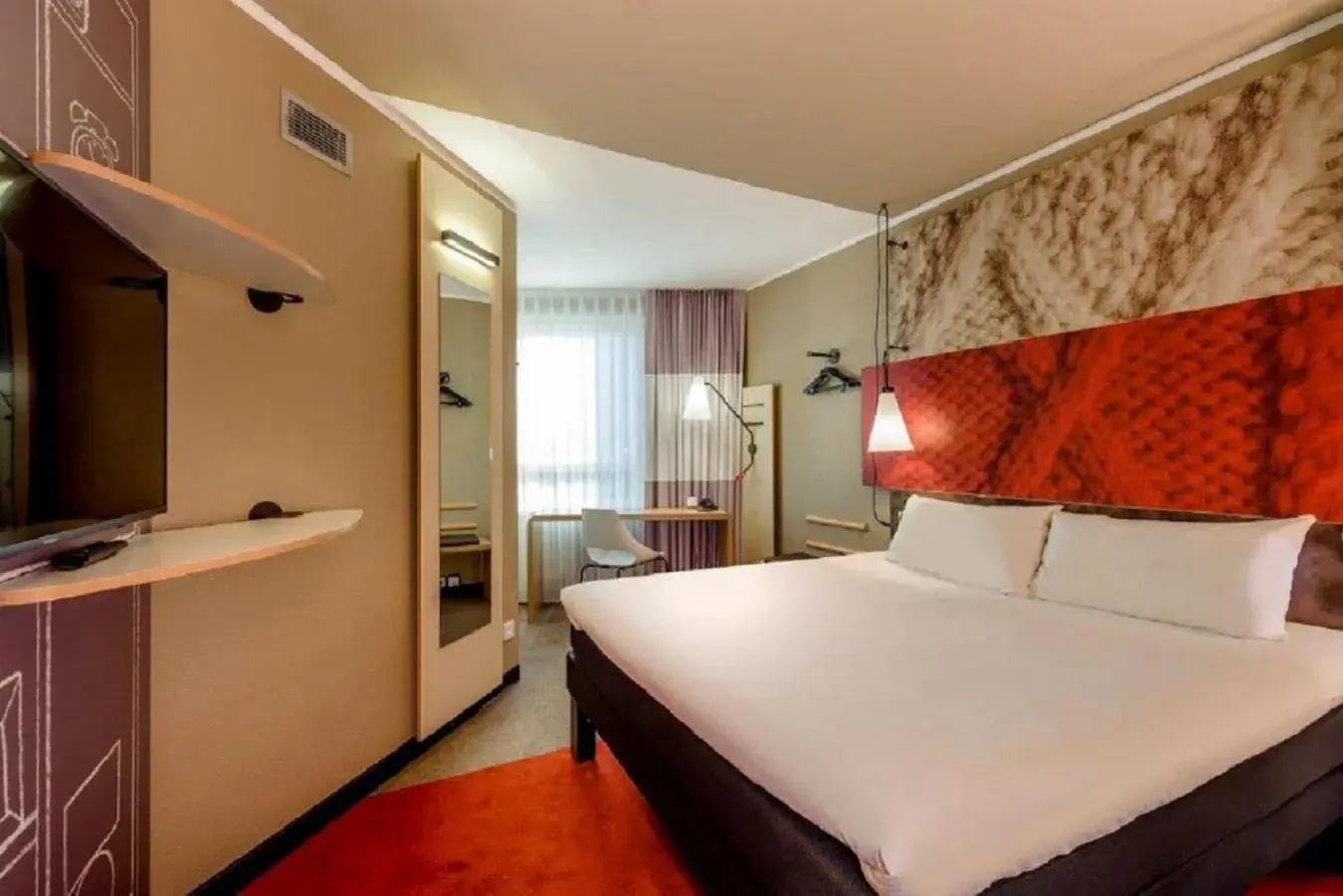 Photo of the whole room, Bed in ibis Köln Centrum Photo of the whole room, Bed in ibis Köln Centrum