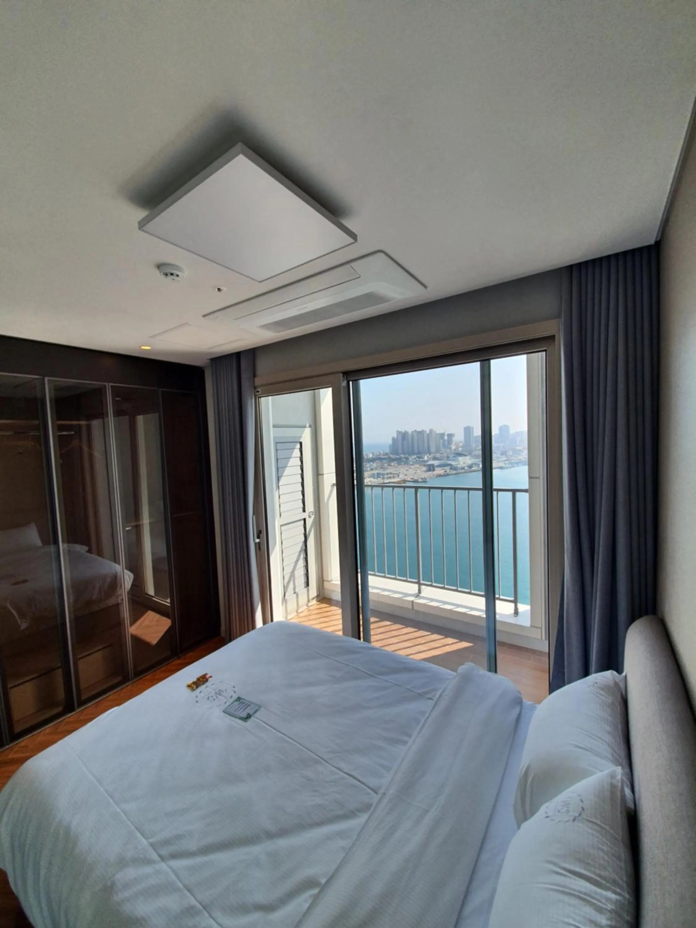 Bed in World State Hotel Sokcho