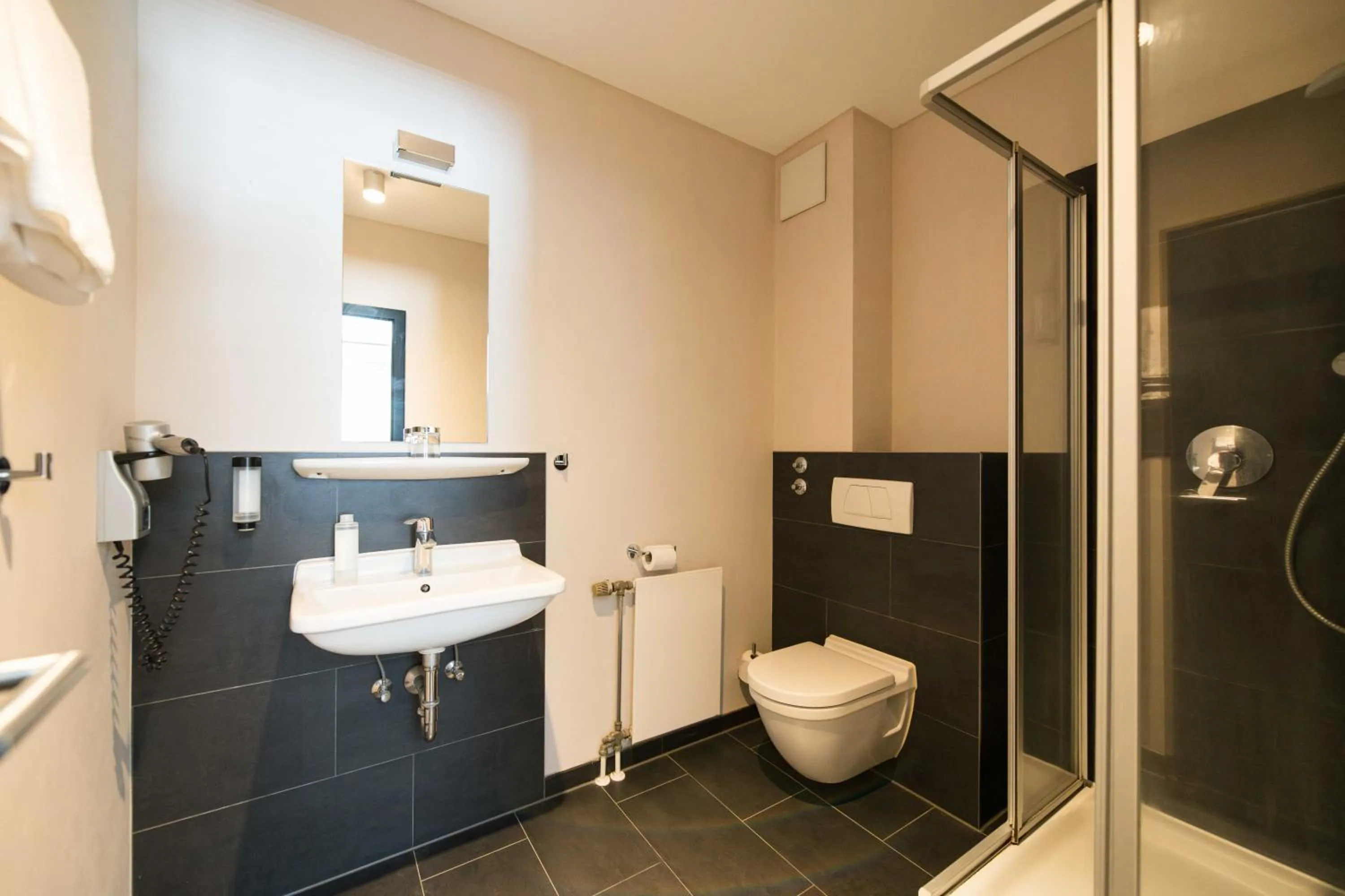 Shower in Hotel Topas Frankfurt City Centre