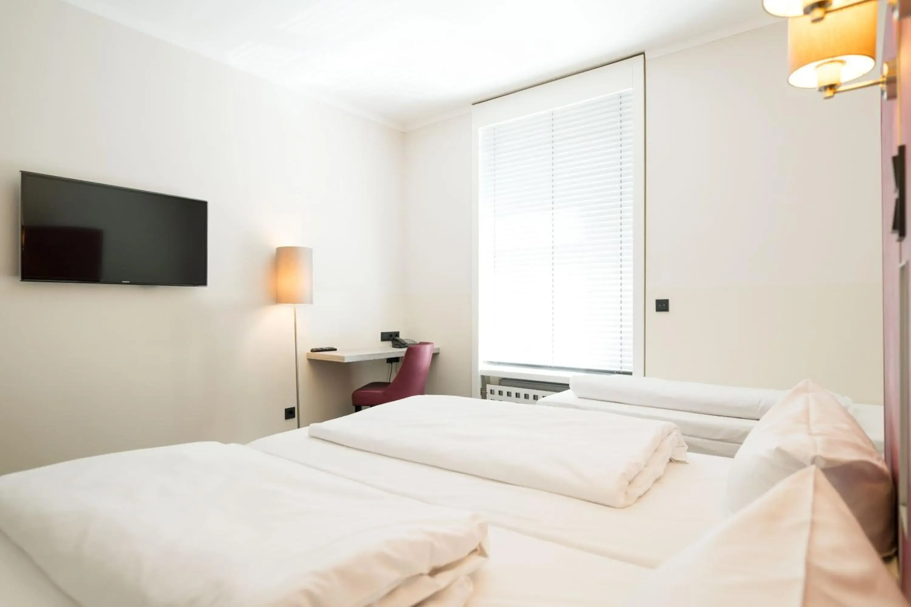 Bed in Hotel Topas Frankfurt City Centre Bed in Hotel Topas Frankfurt City Centre