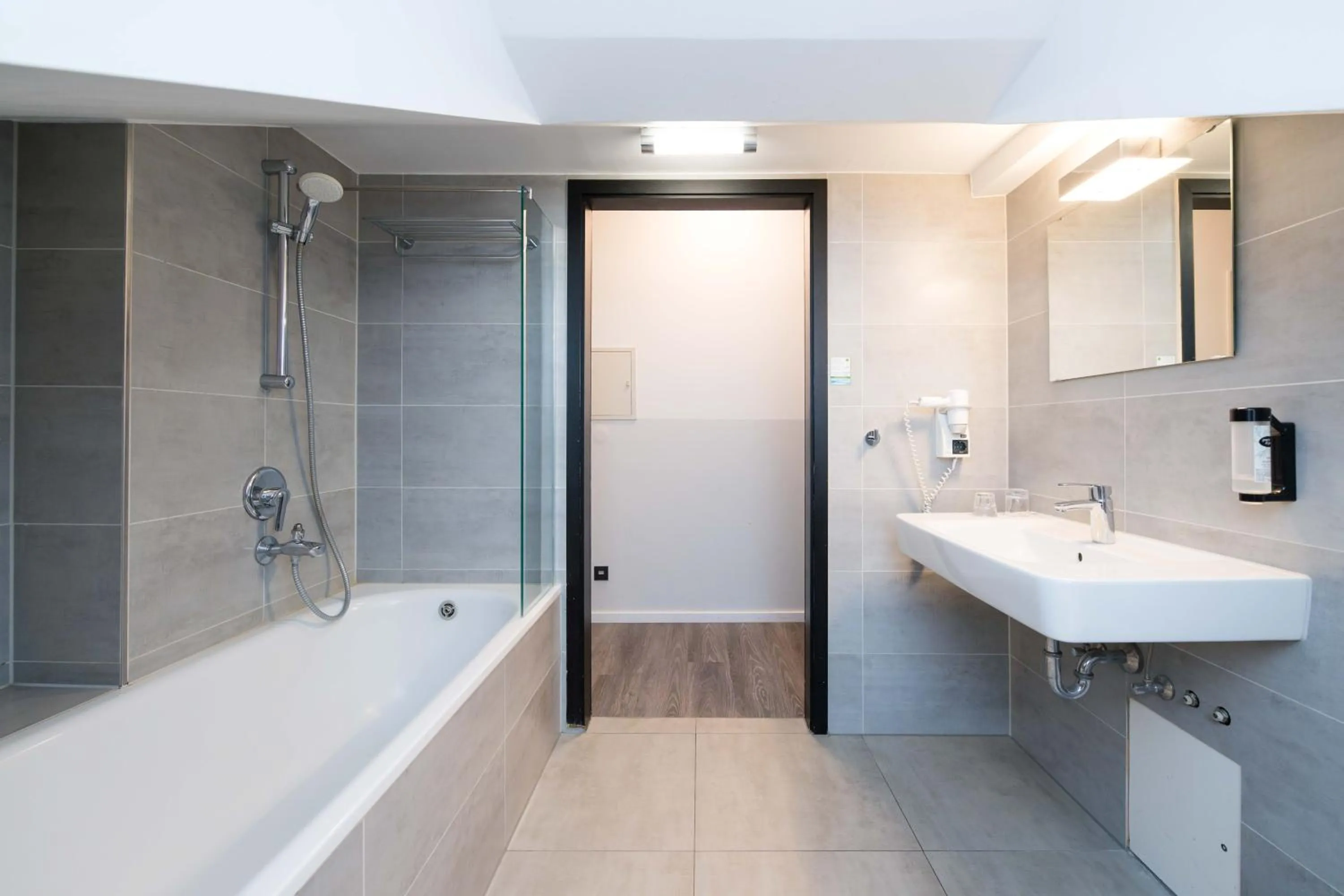 Bathroom in Hotel Topas Frankfurt City Centre