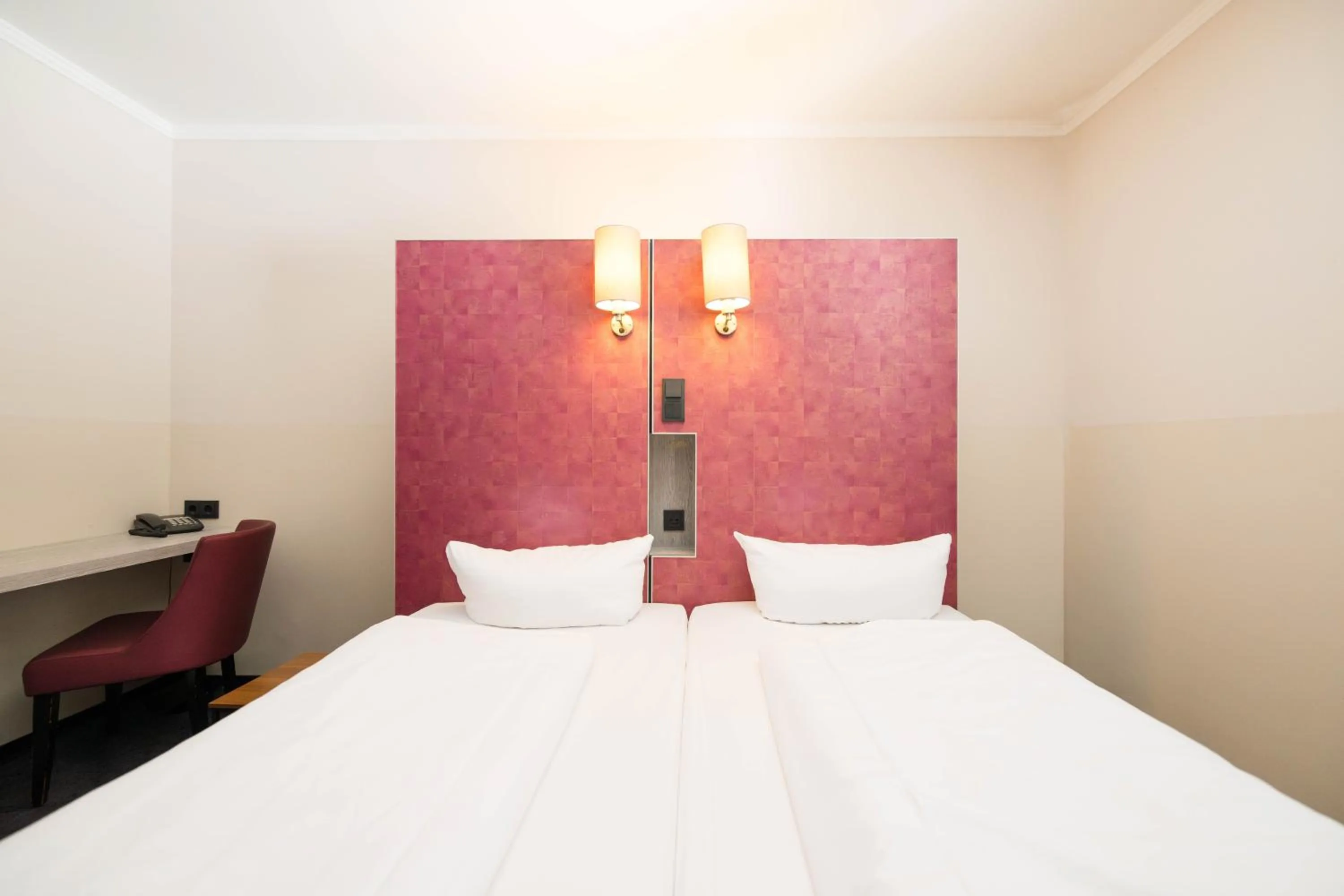 Photo of the whole room, Bed in Hotel Topas Frankfurt City Centre