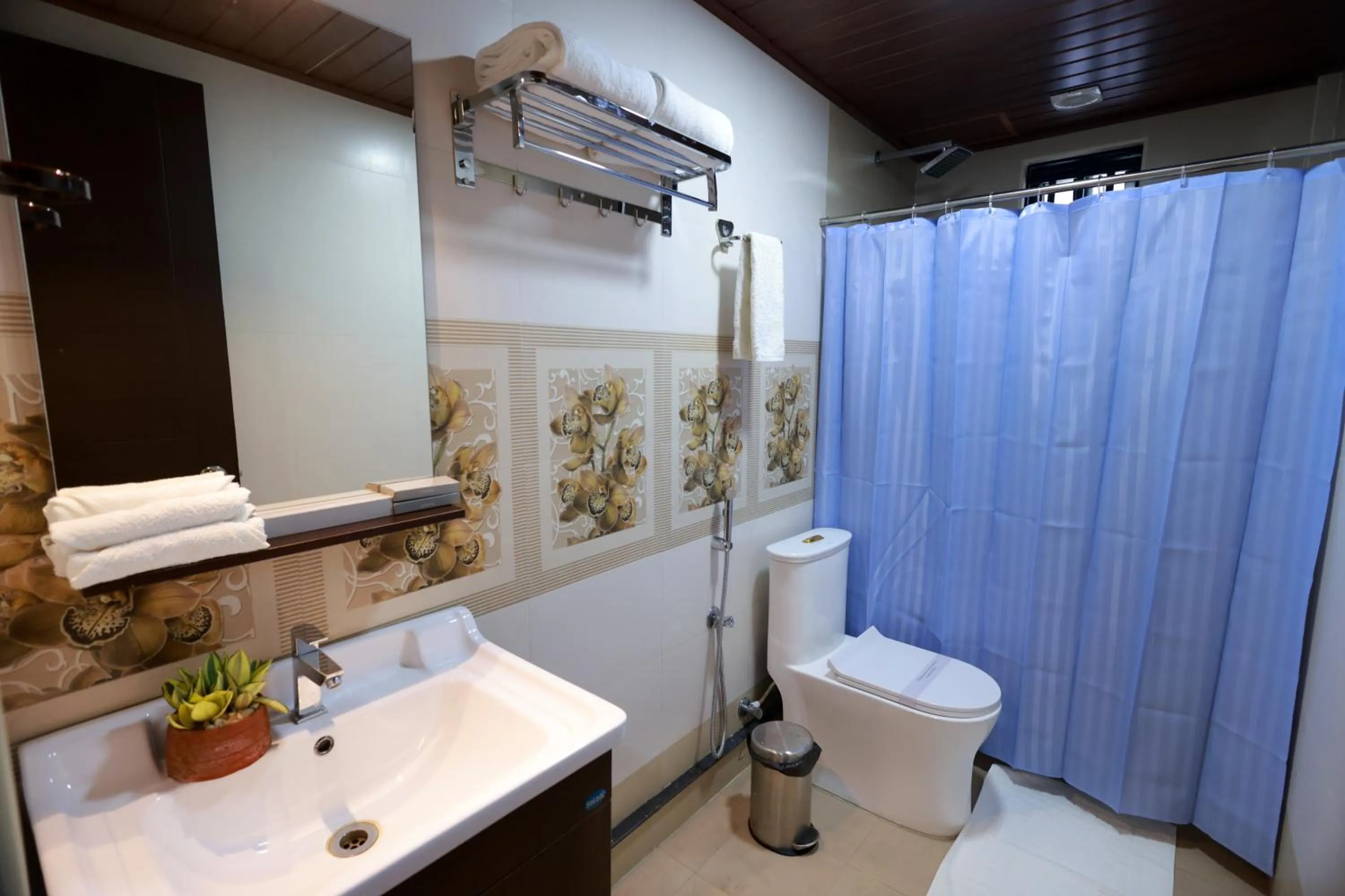 Bathroom in Builda Park inn