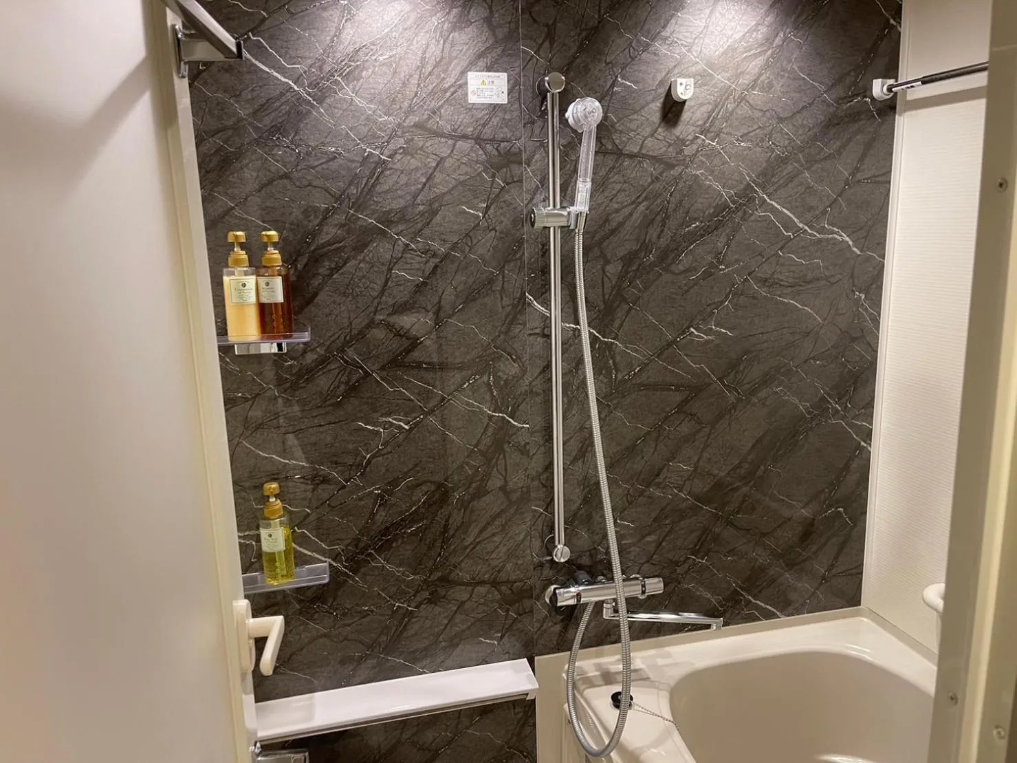 Shower in MONday Apart Ueno Shinokachimachi