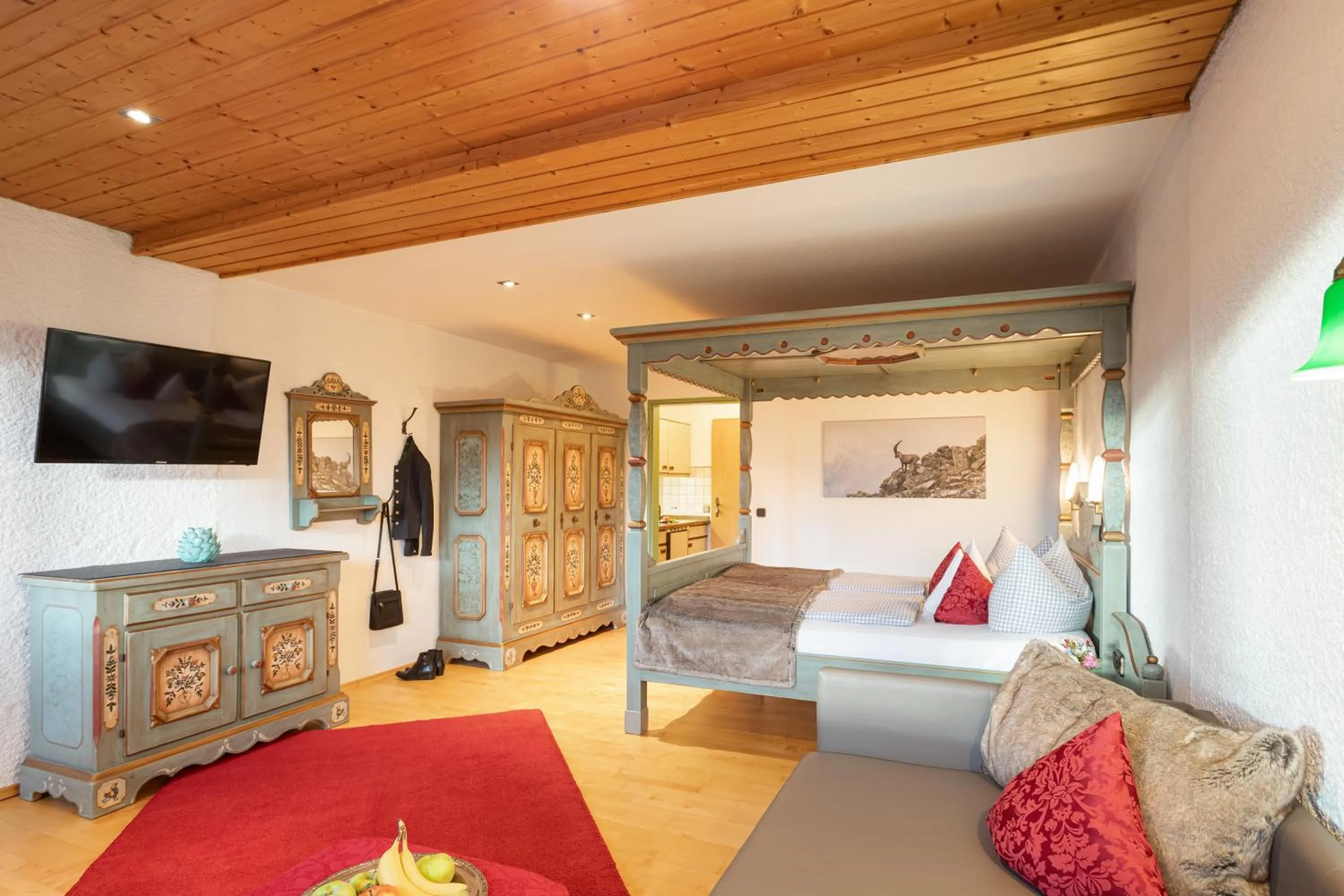 Communal lounge/ TV room, Bed in Familien- und Wellnesshotel "Landhaus Viktoria"