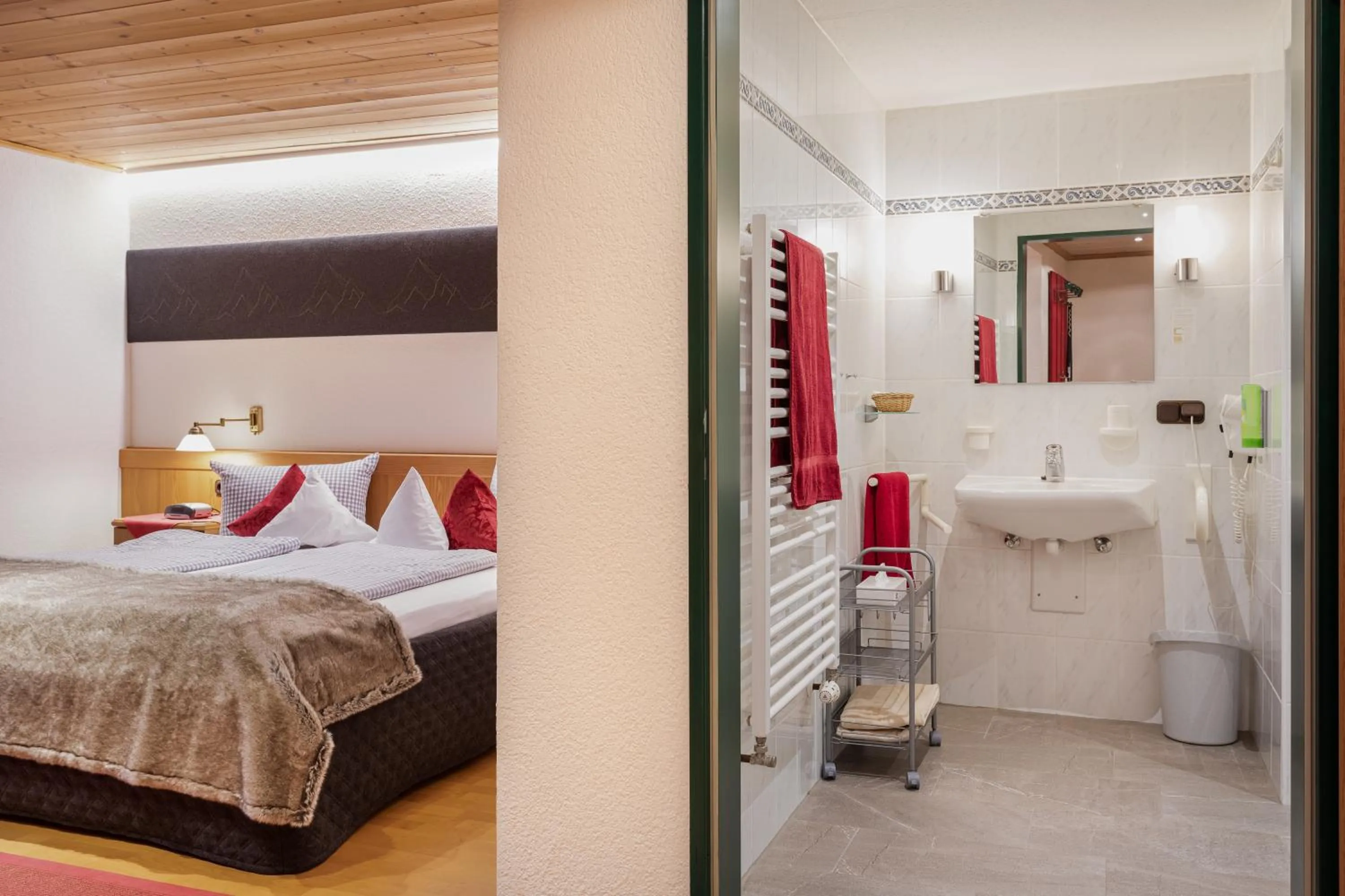 Bed in Familien- und Wellnesshotel "Landhaus Viktoria"