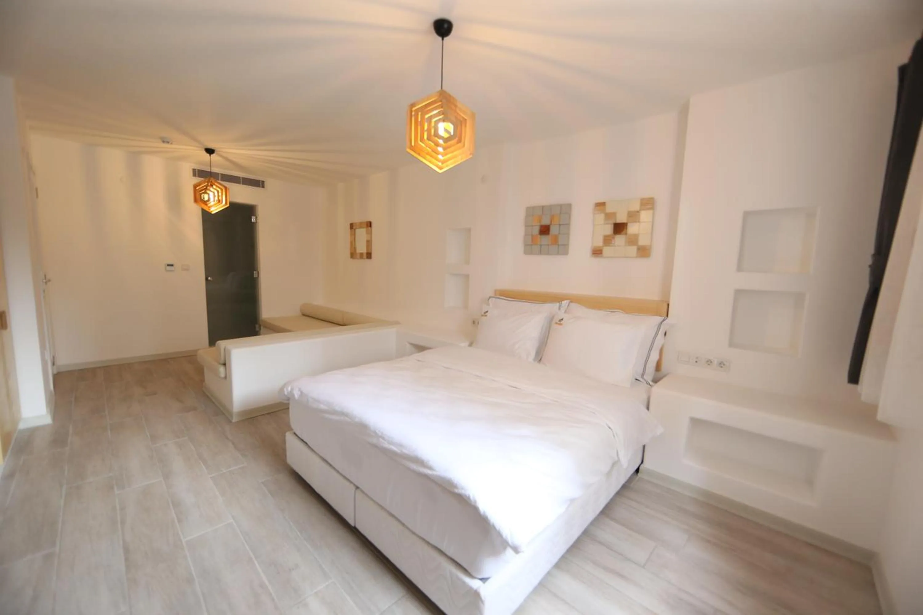 Photo of the whole room, Bed in White Orange