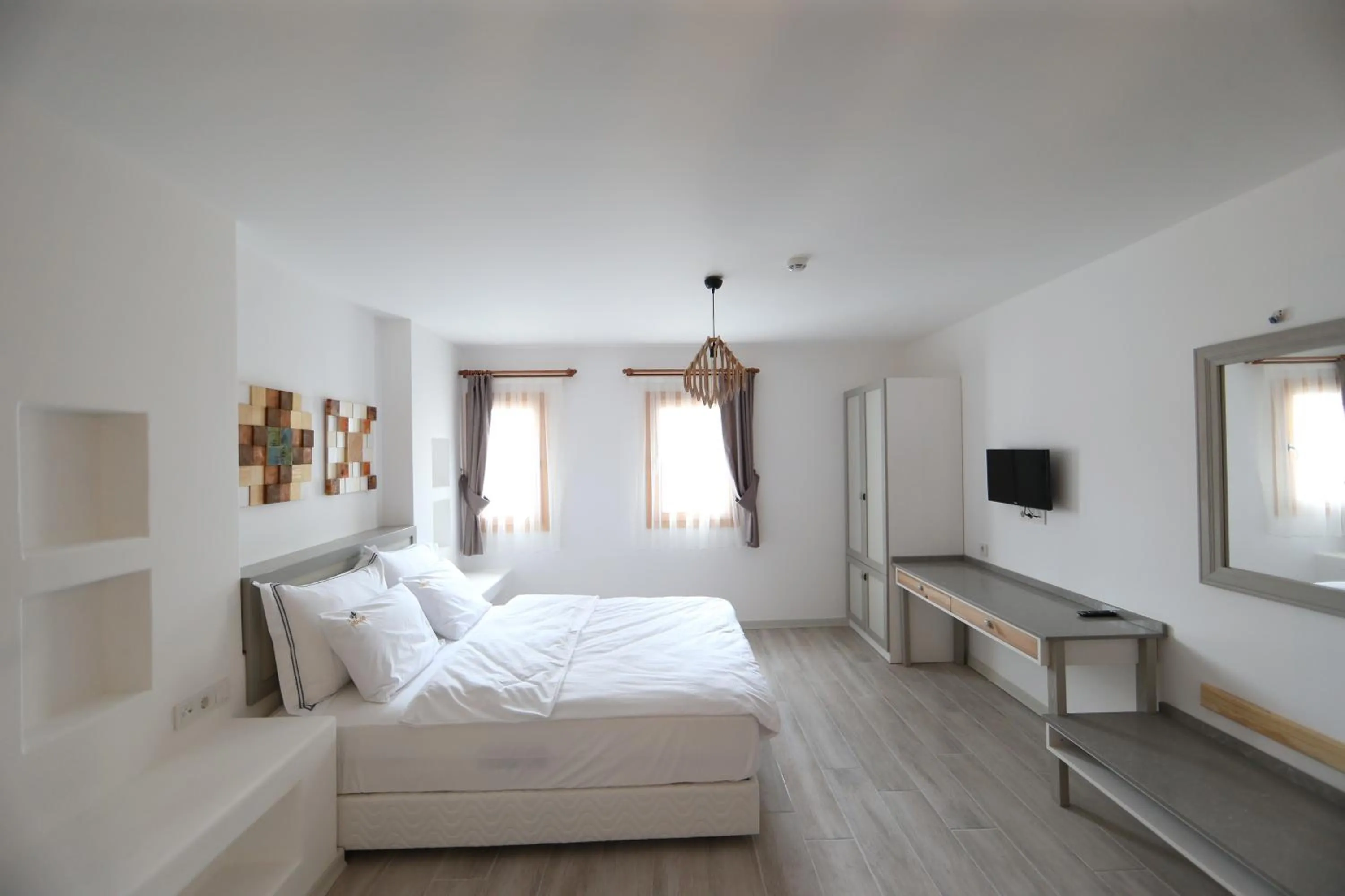 Photo of the whole room, Bed in White Orange