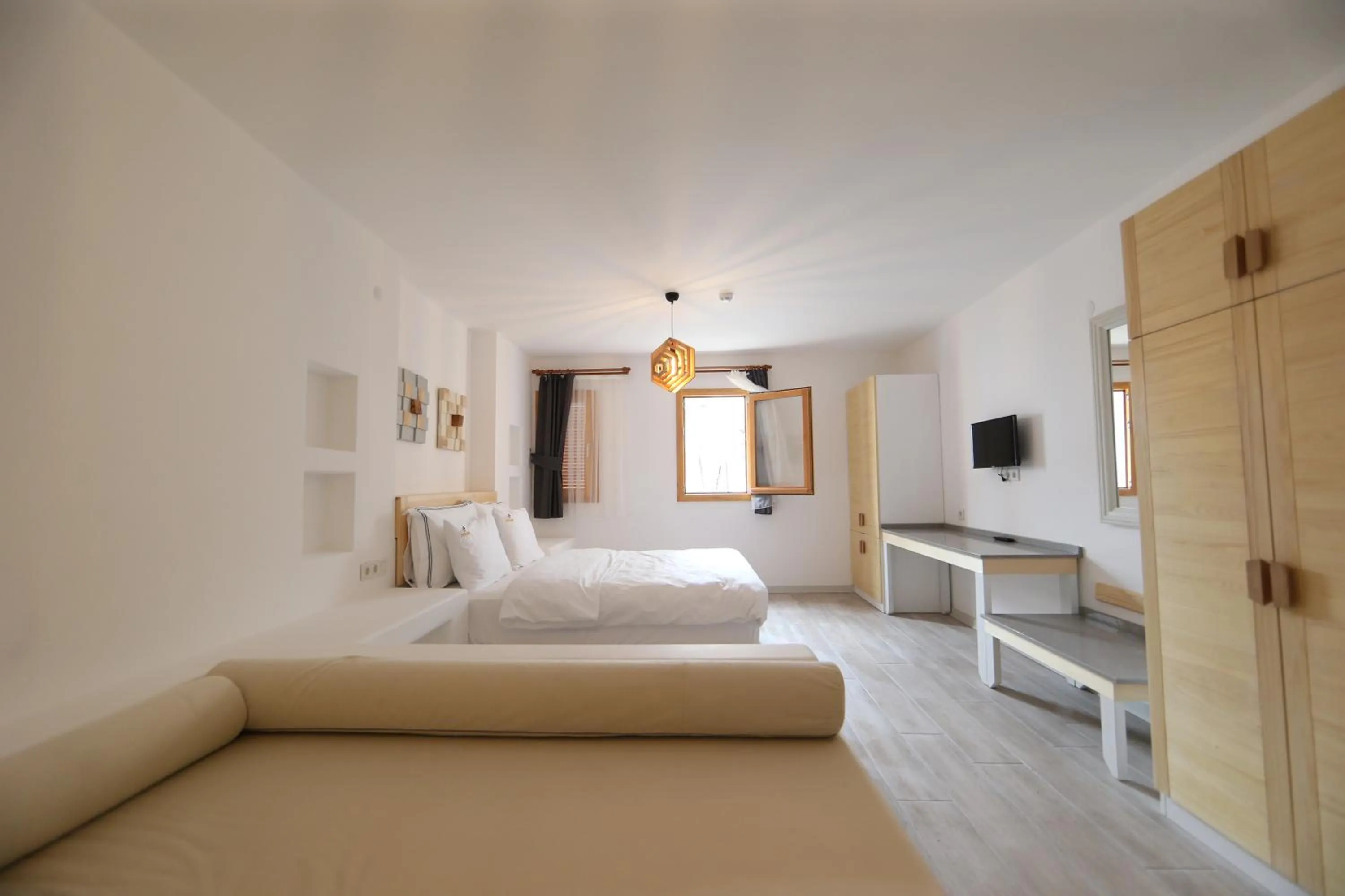 Photo of the whole room, Bed in White Orange