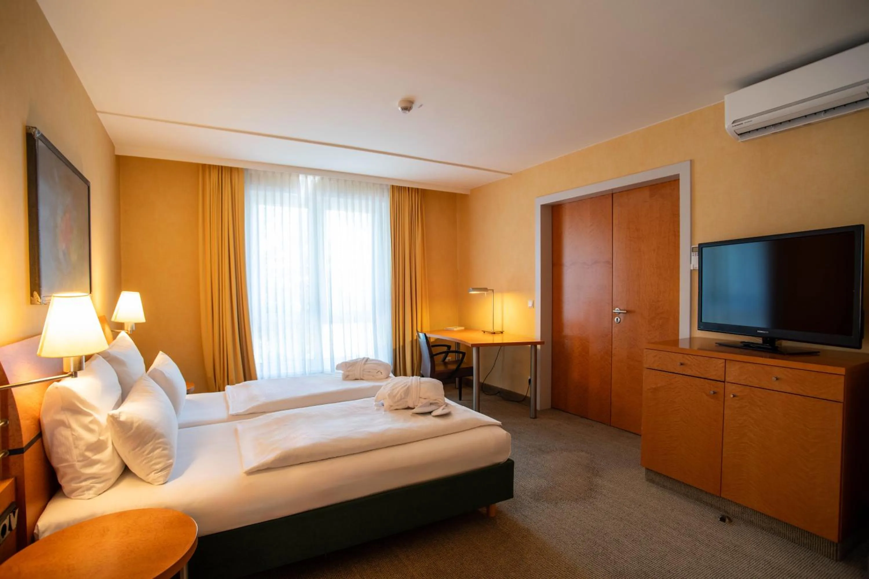 Shower, Bed in Best Western Premier Airporthotel Berlin