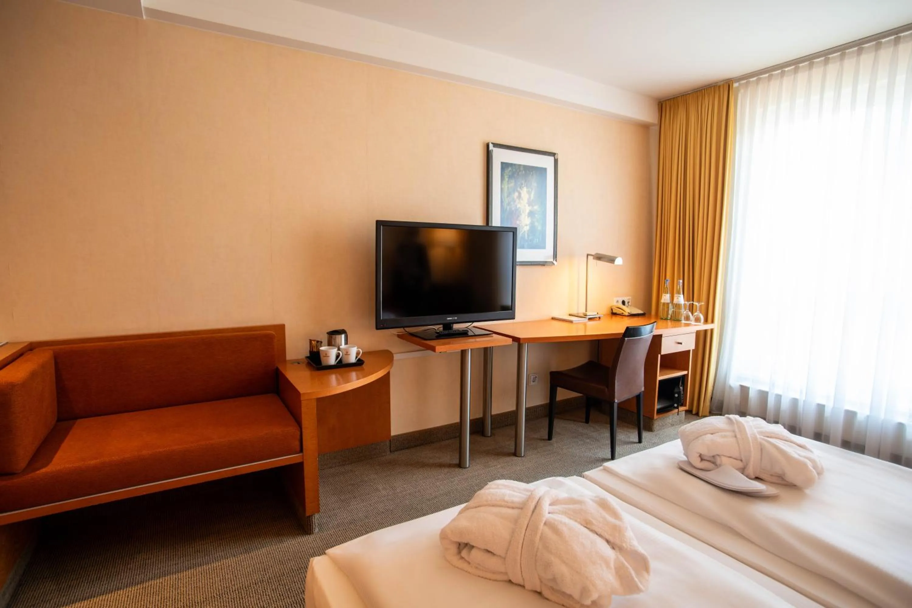 Shower, Bed in Best Western Premier Airporthotel Berlin