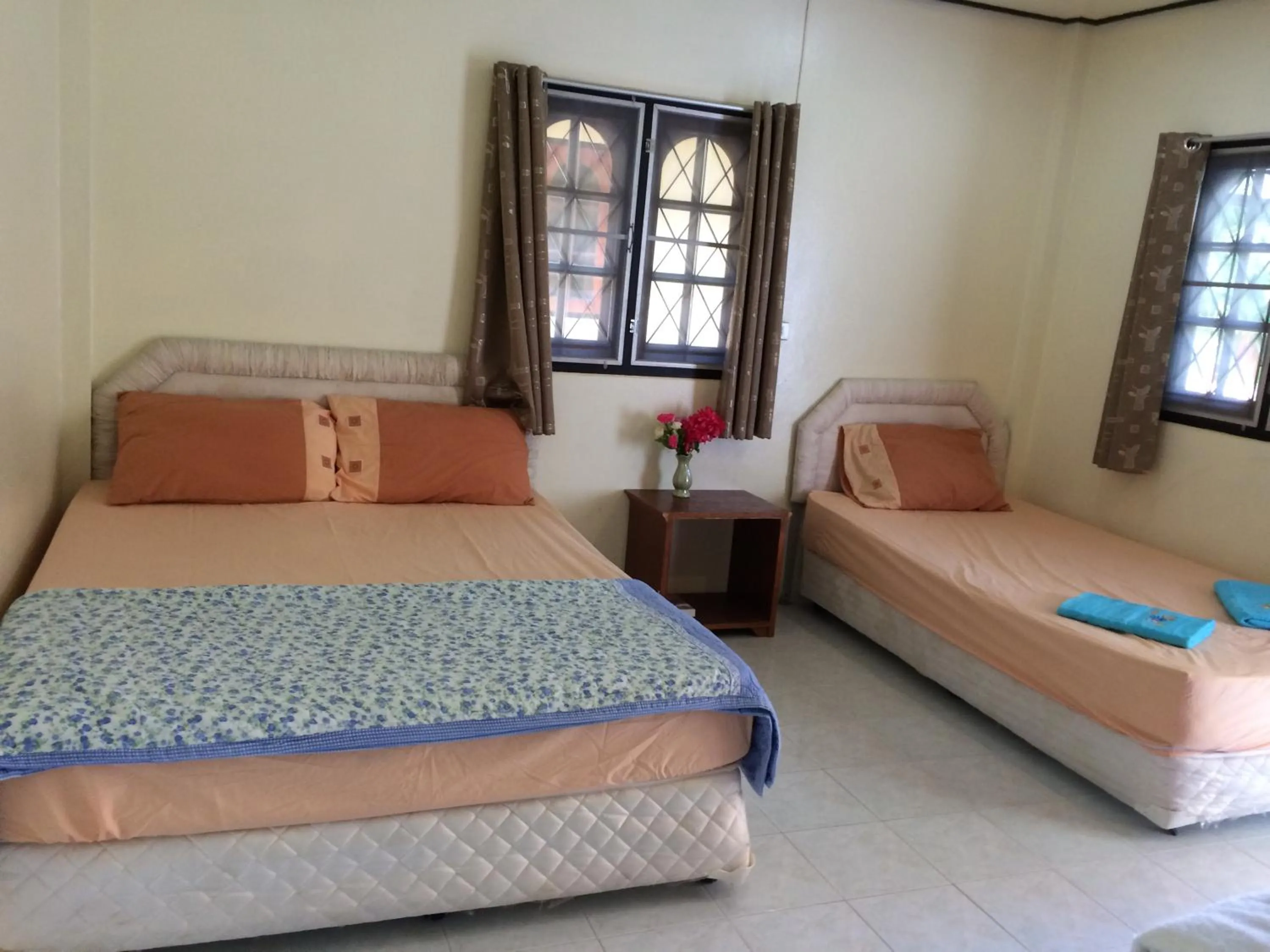 Photo of the whole room, Bed in Suksabai Resort