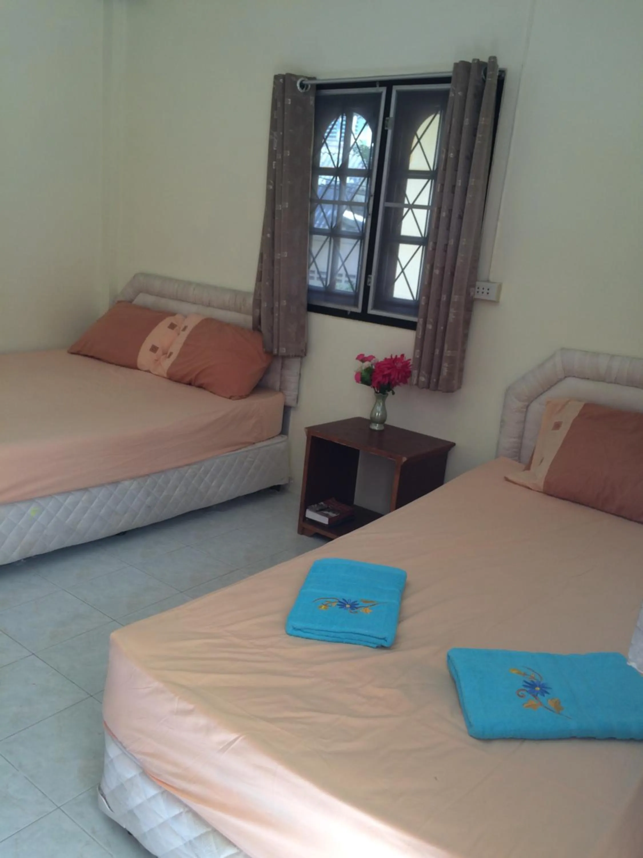 Photo of the whole room, Bed in Suksabai Resort