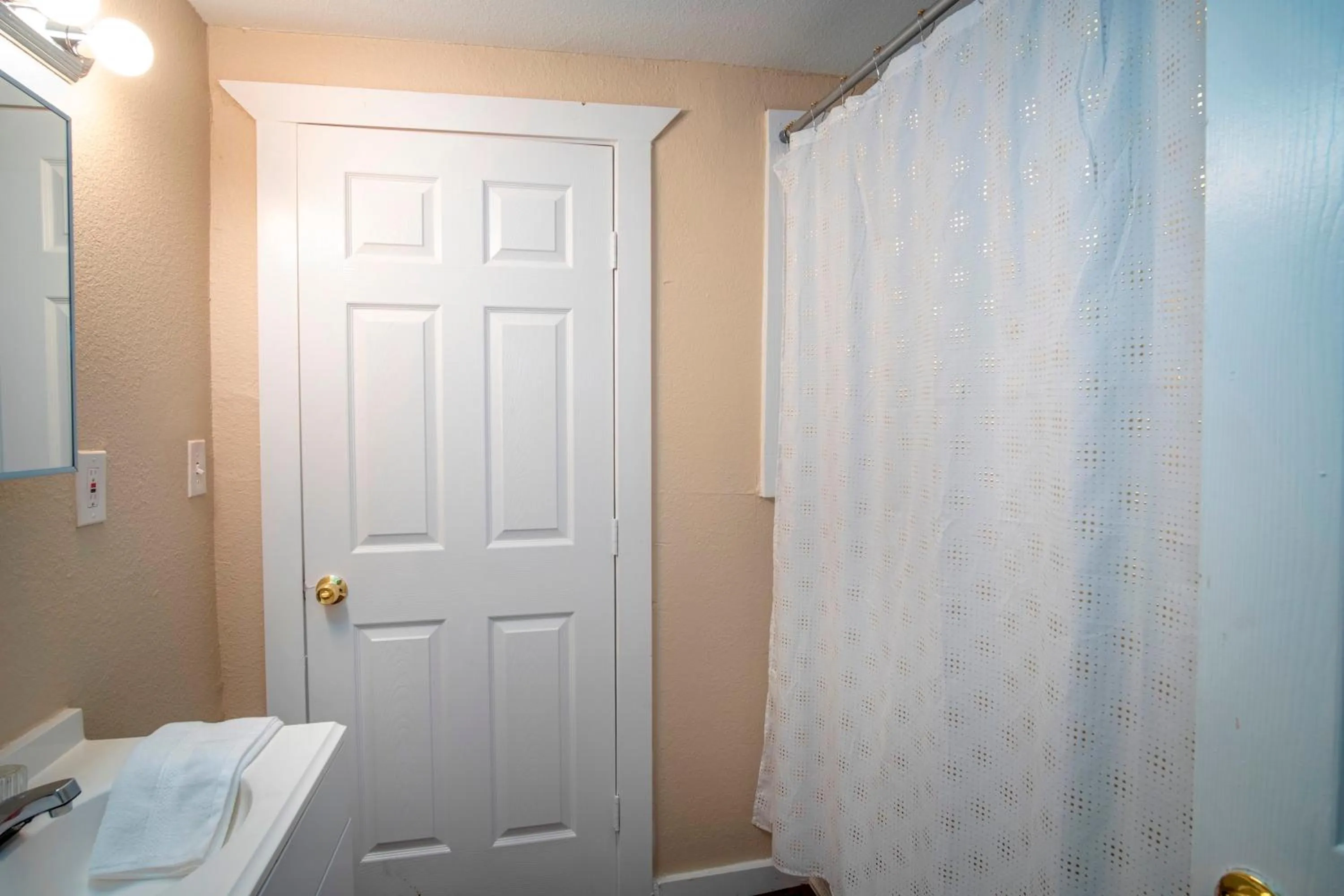Bathroom in Cozy Downtown Guest House 2BR/1BA Sleeps 8