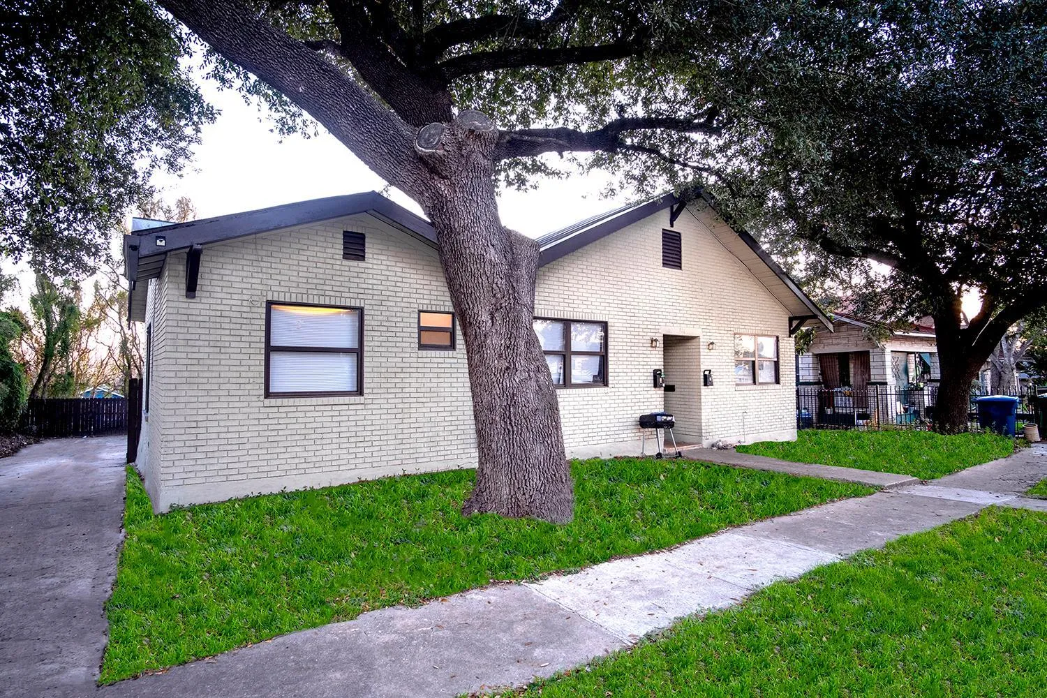 Property building in Cozy Downtown Guest House 2BR/1BA Sleeps 8