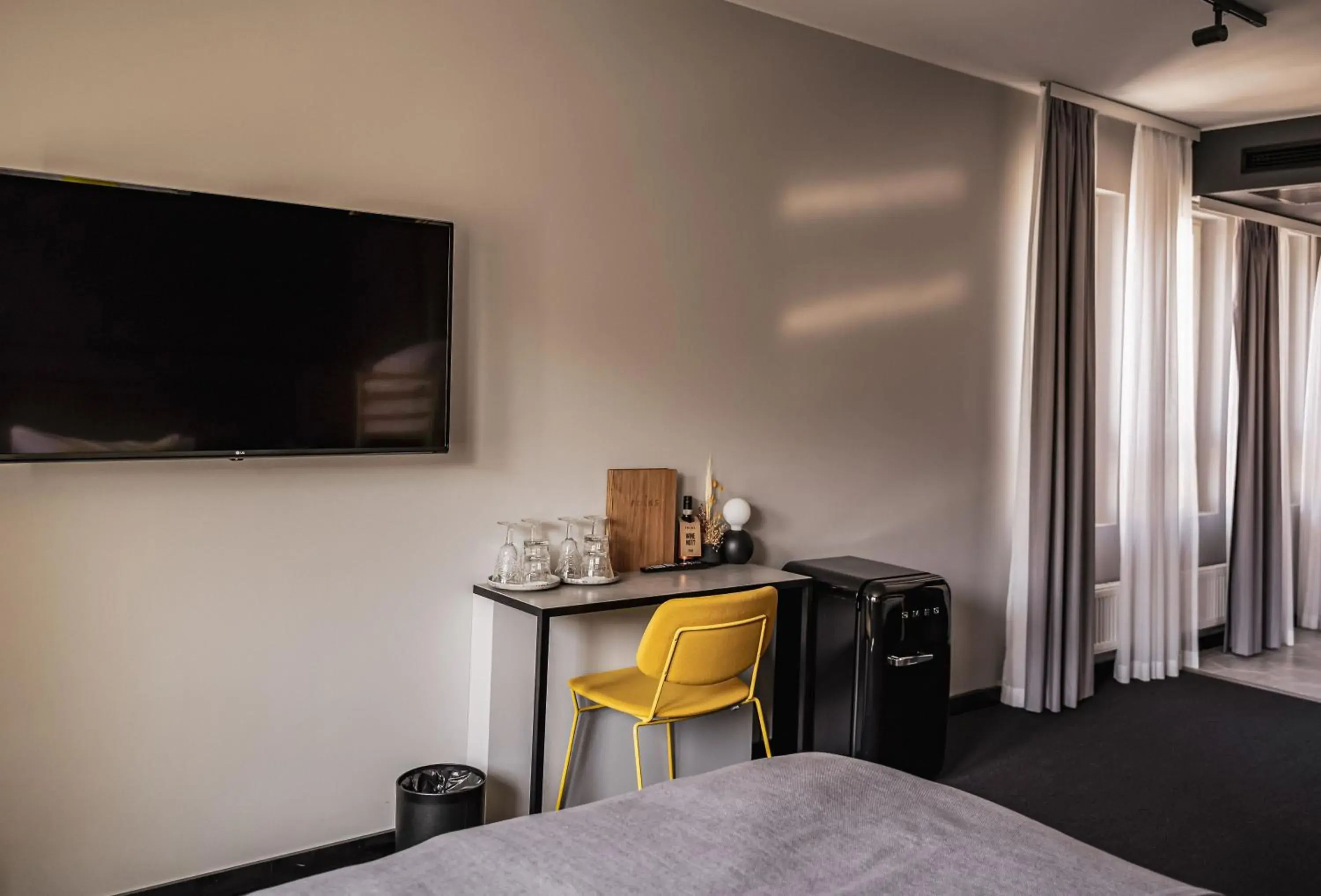 TV and multimedia, Bed in The Folks Hotel Konepaja TV and multimedia, Bed in The Folks Hotel Konepaja