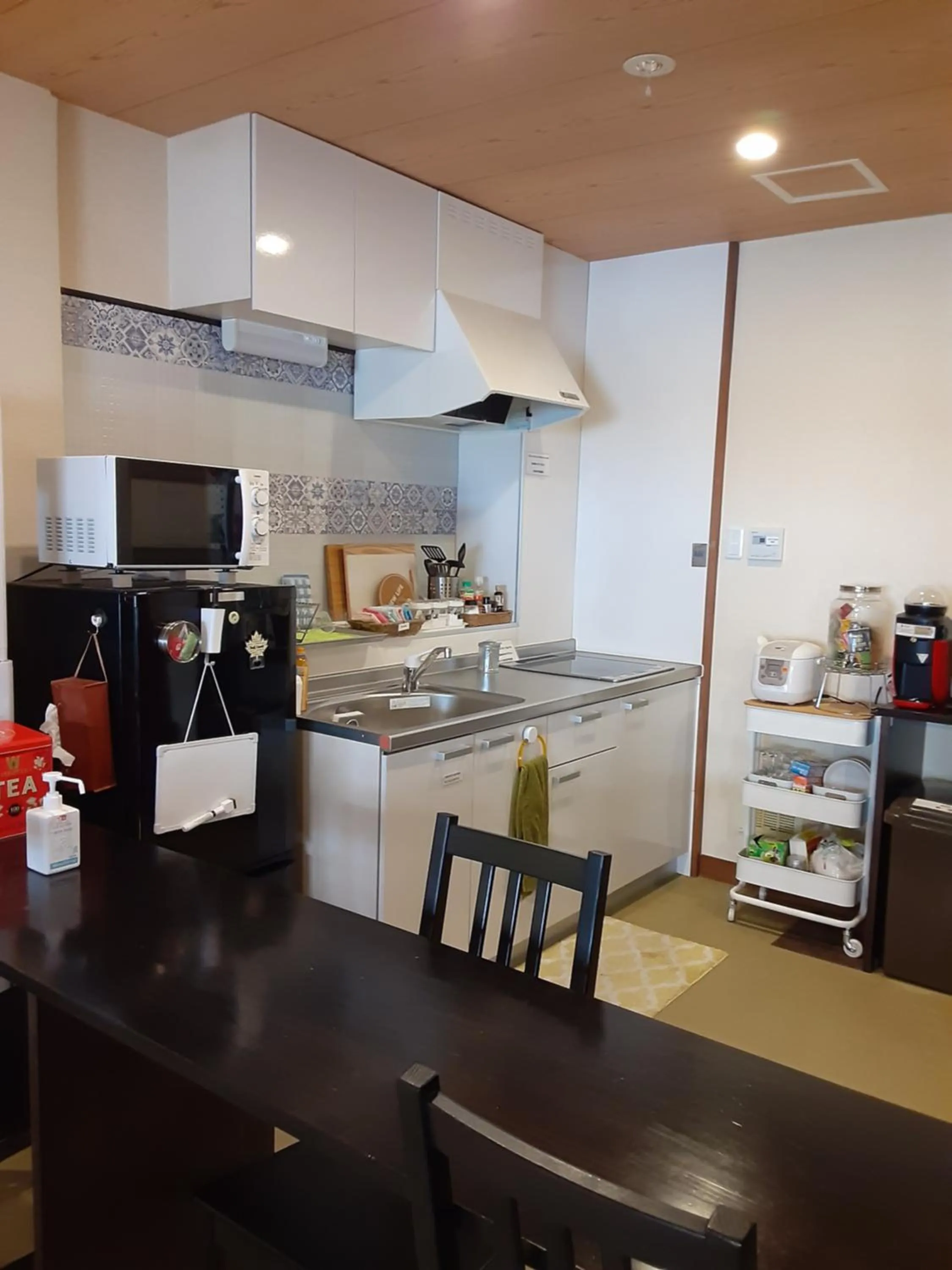 Communal kitchen in Hilo Hostel