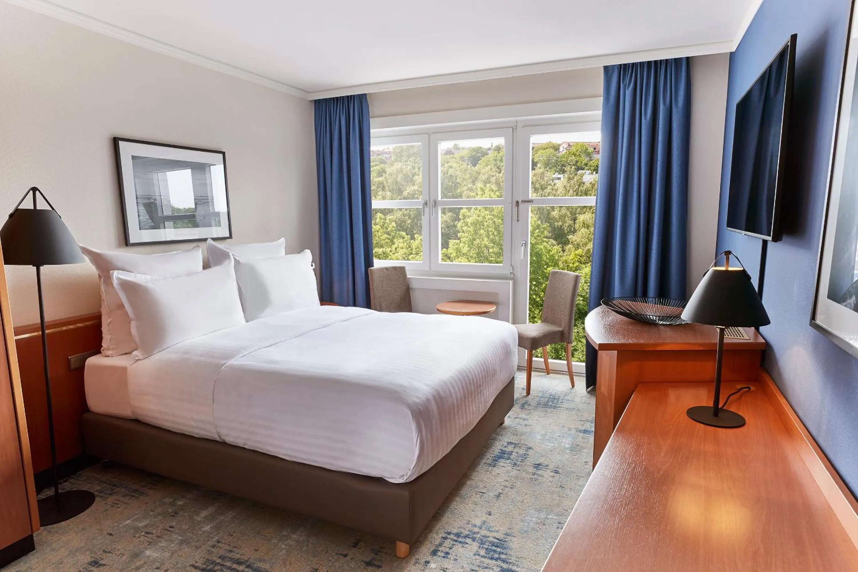 Photo of the whole room, Bed in Steigenberger Hotel Conti Hansa Kiel