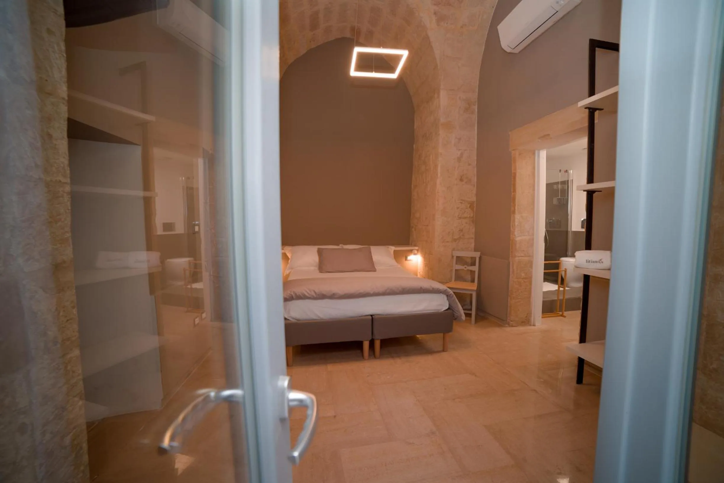 Photo of the whole room, Bed in Litium 3